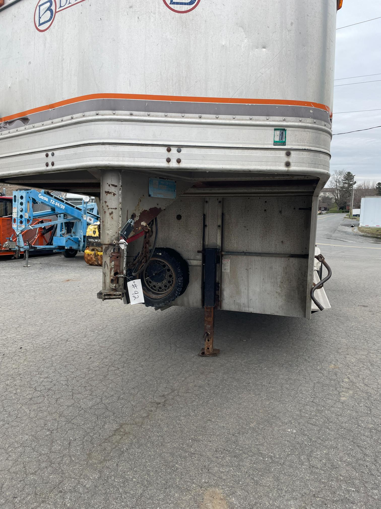 1998 Barrett 28' Gooseneck Livestock Trailer