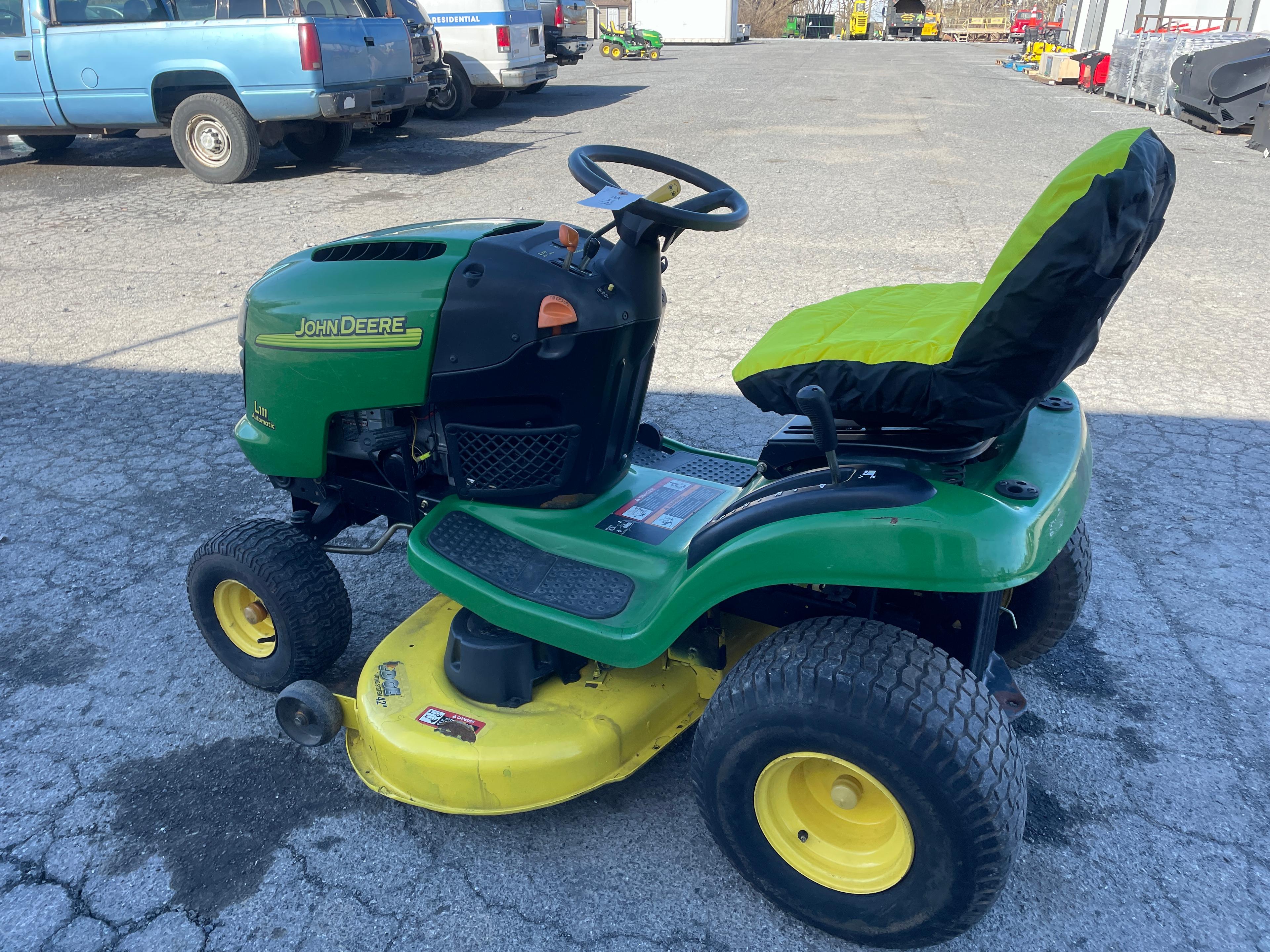 John Deere L111 42" Hydrostatic Riding Mower