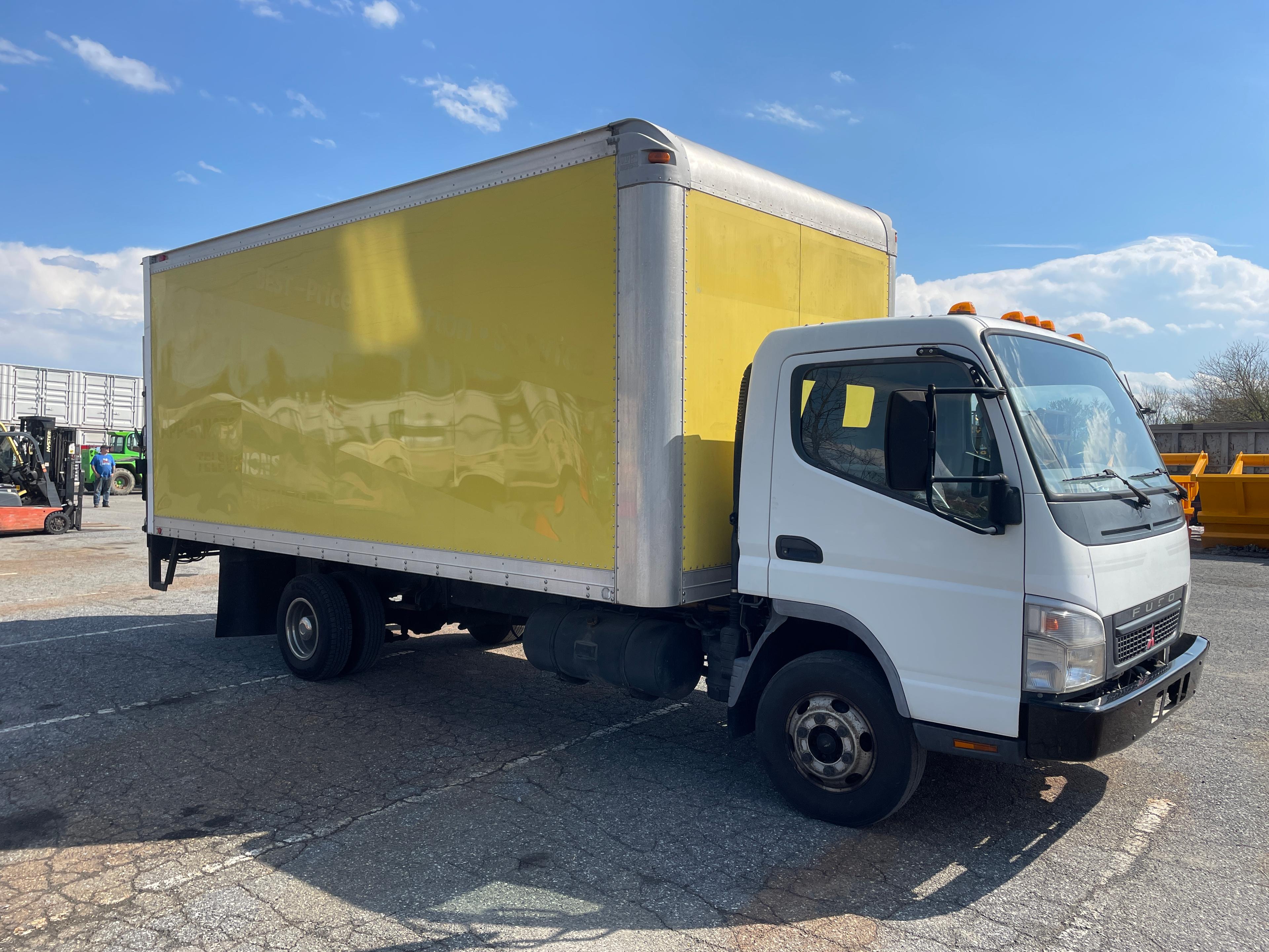 2005 Mitsubishi FE145 18' Box Truck W/ Lift Gate