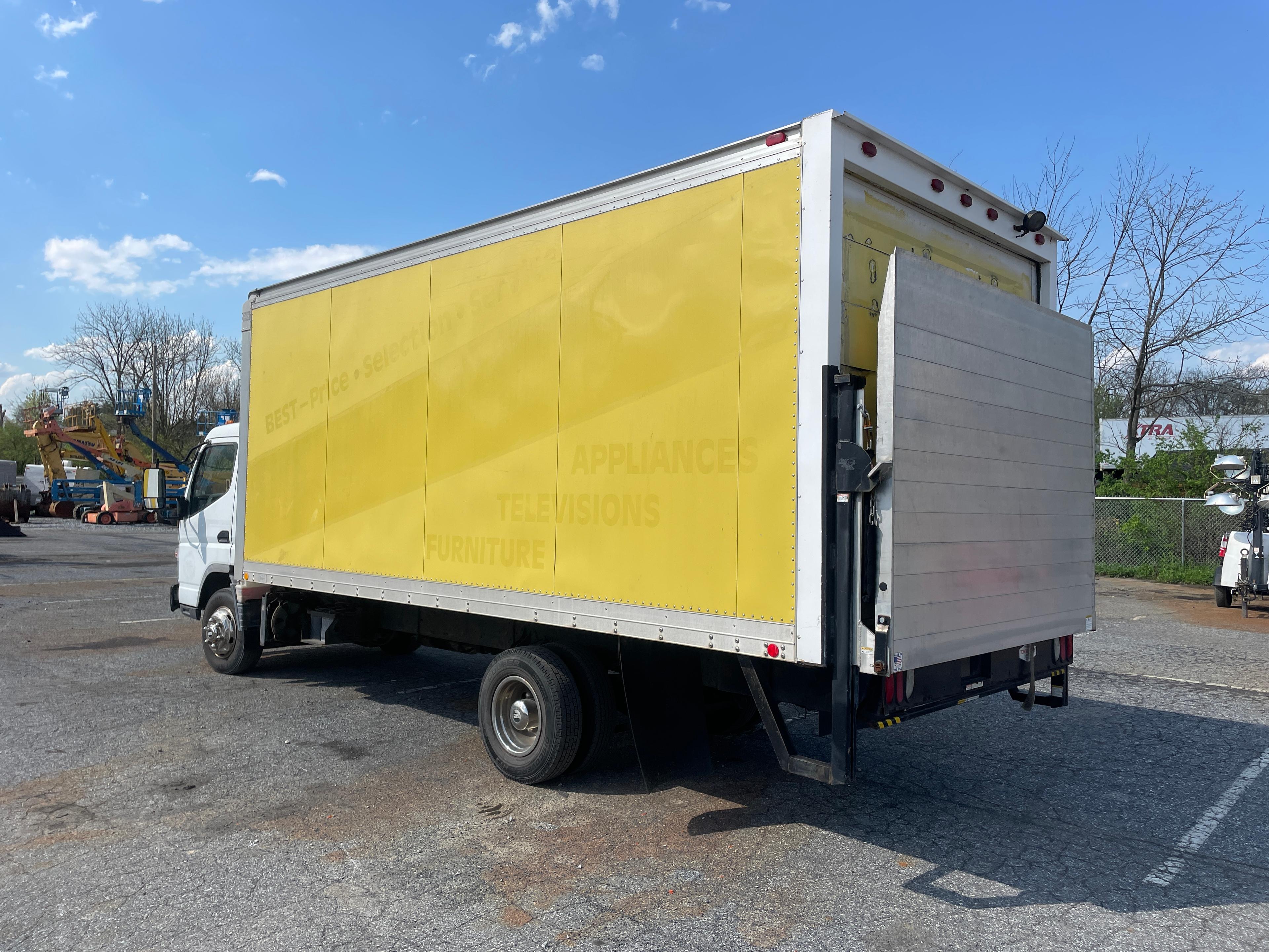 2005 Mitsubishi FE145 18' Box Truck W/ Lift Gate