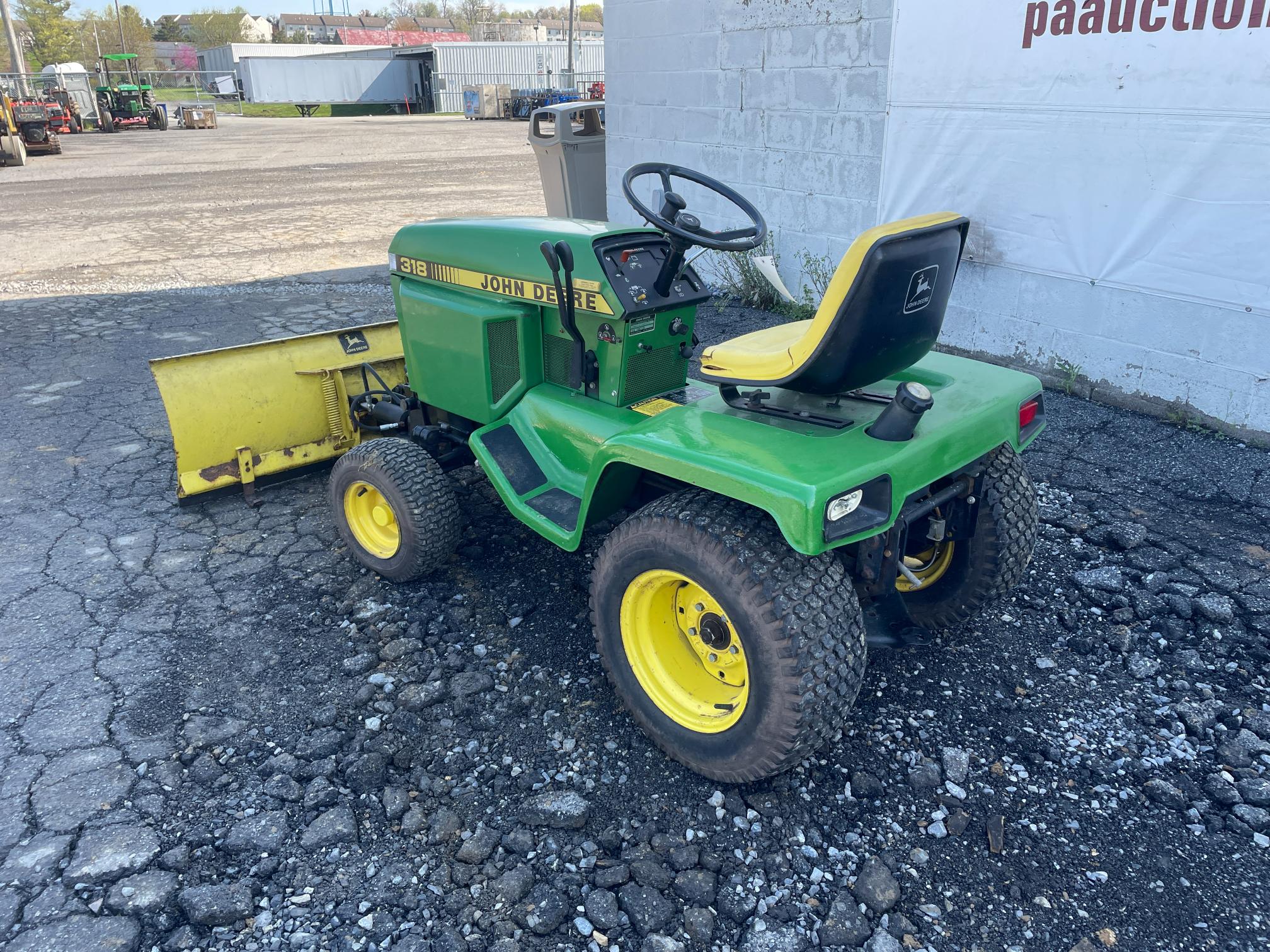 John Deere 318 Hydrostatic Lawn Tractor W/ Blade