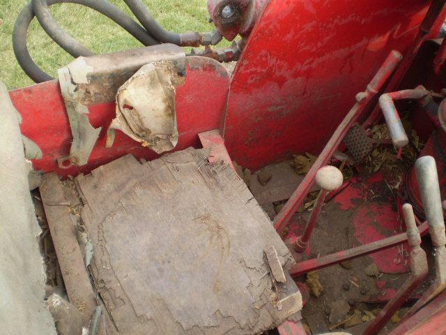 IH TD9 Crawler with Hough Tractor Shovel. Ran when backed in the shed a few years ago. Not running n