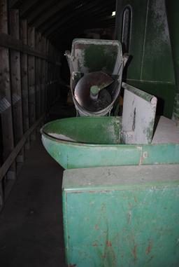 JD 400 mixer feed grinder, works good;