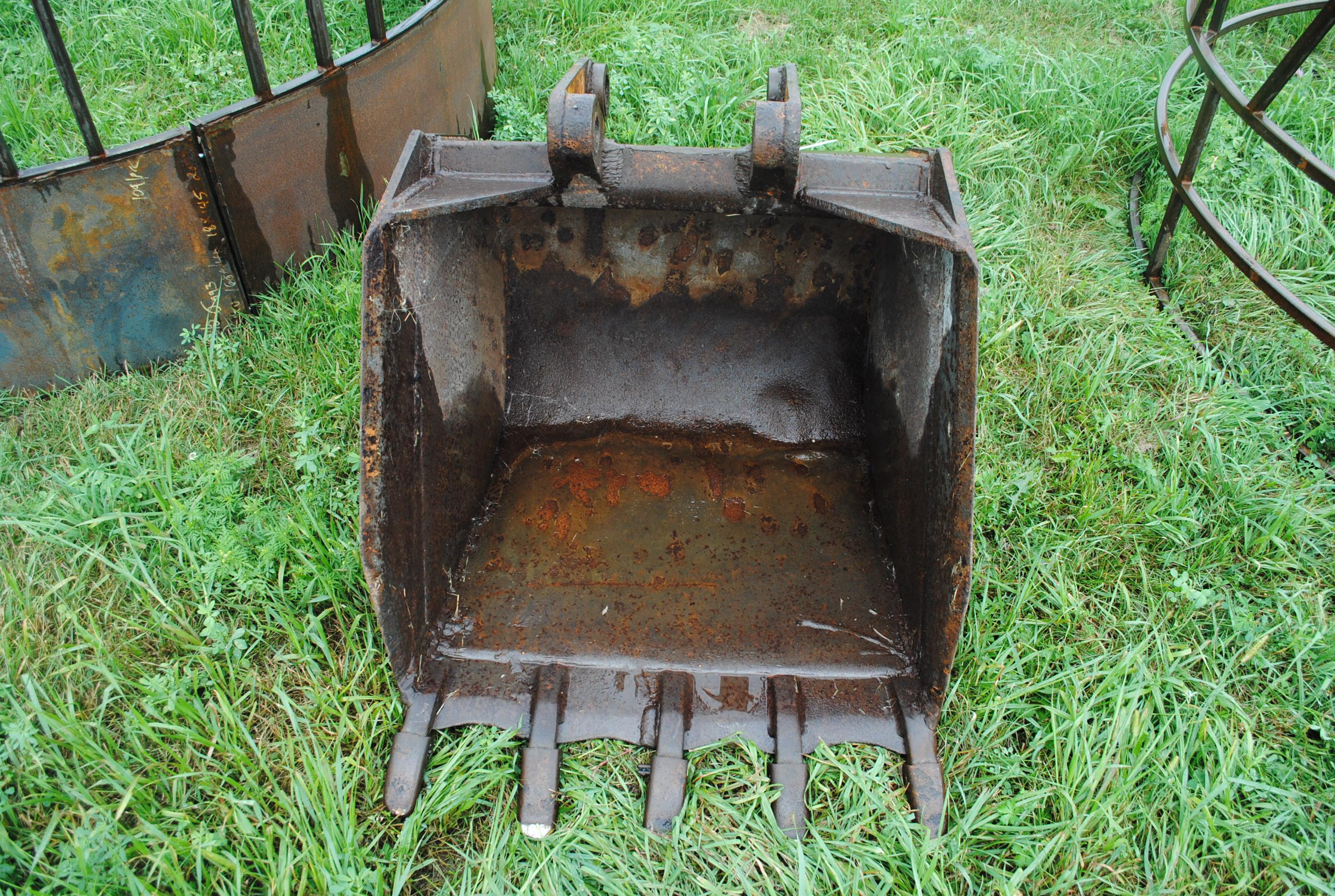 30" Backhoe Bucket (off of John Deere 410 Backhoe)