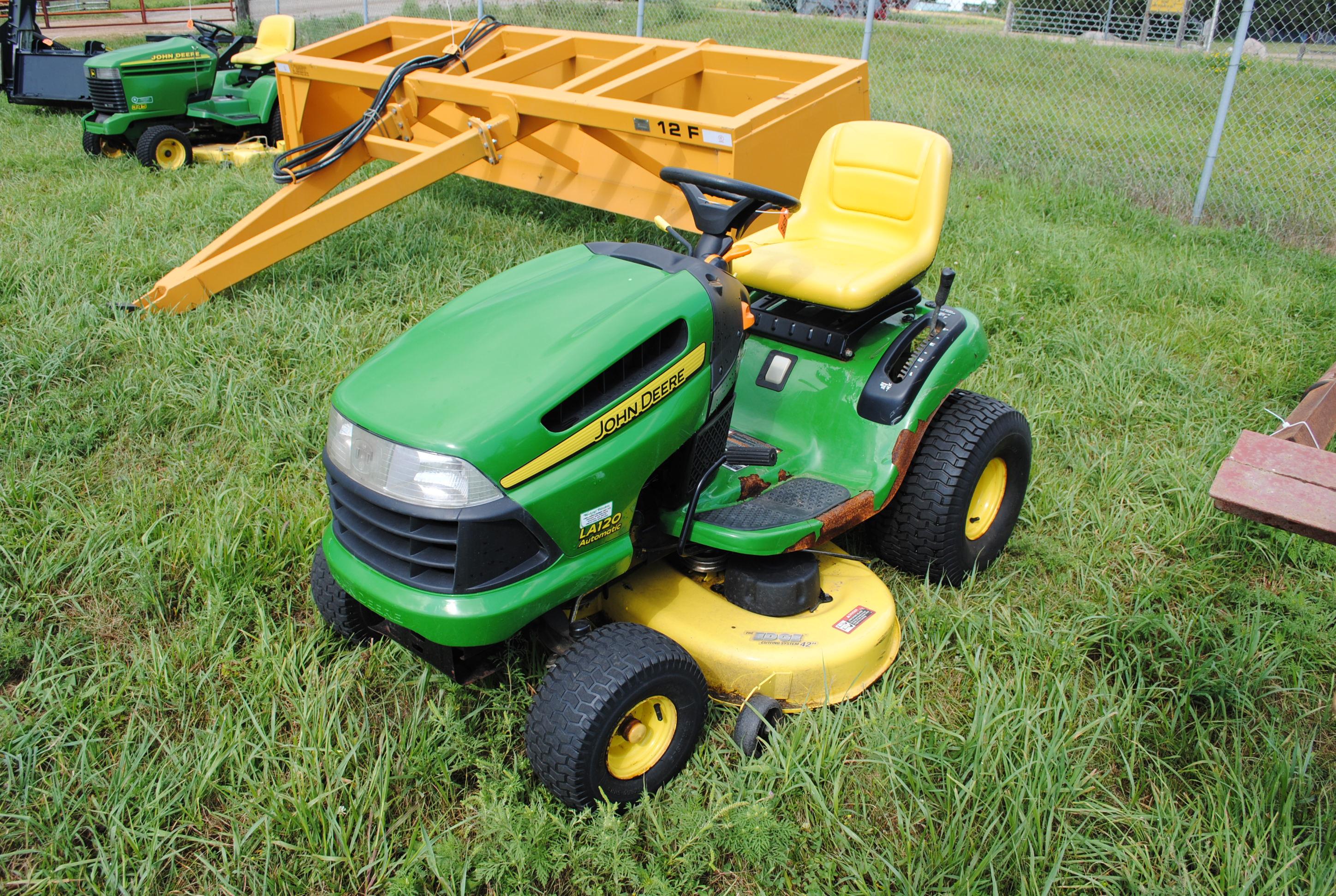 John Deere LA120 Riding Mower, 21hp, 42" deck