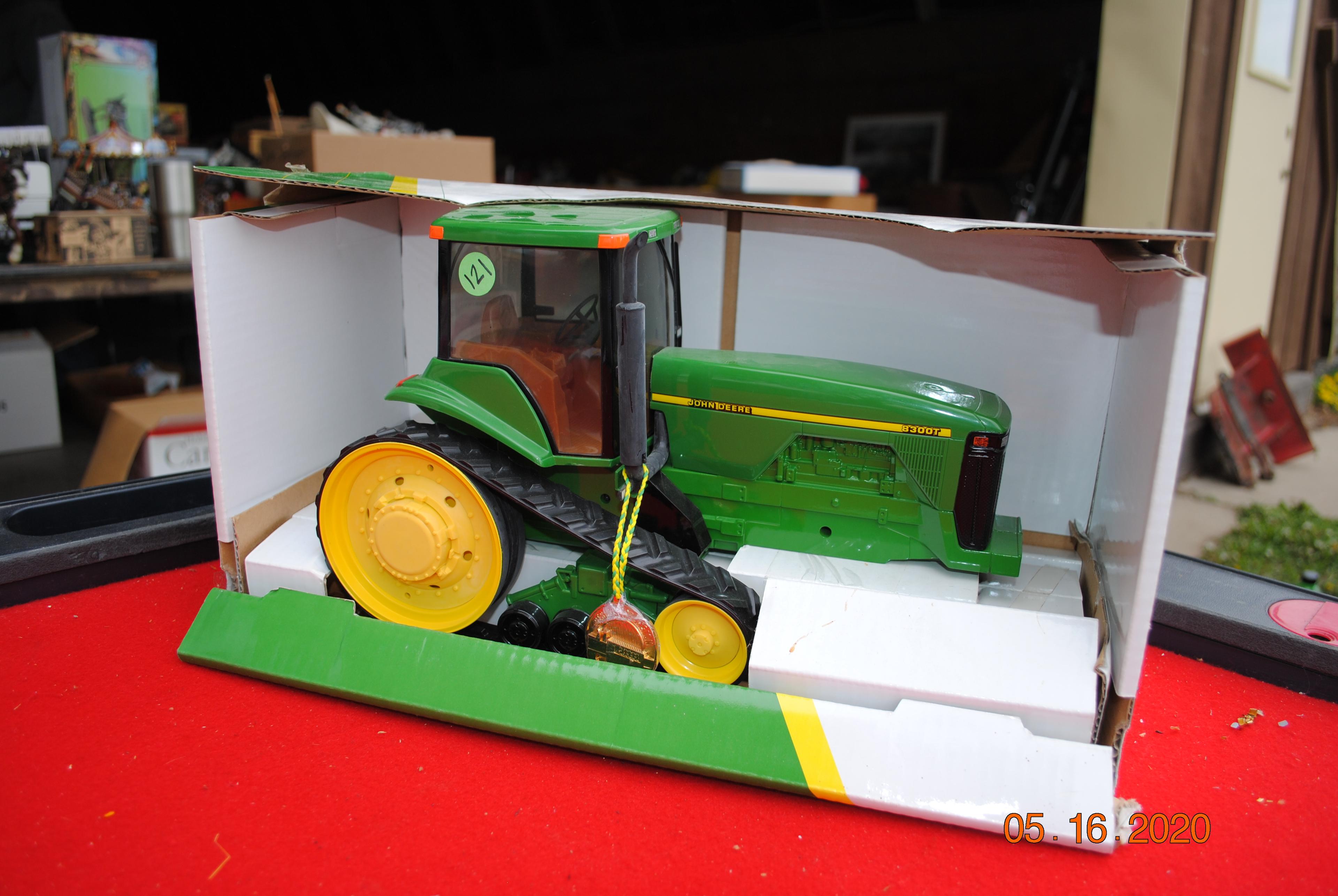 1/16 Ertl John Deere 8300T with box