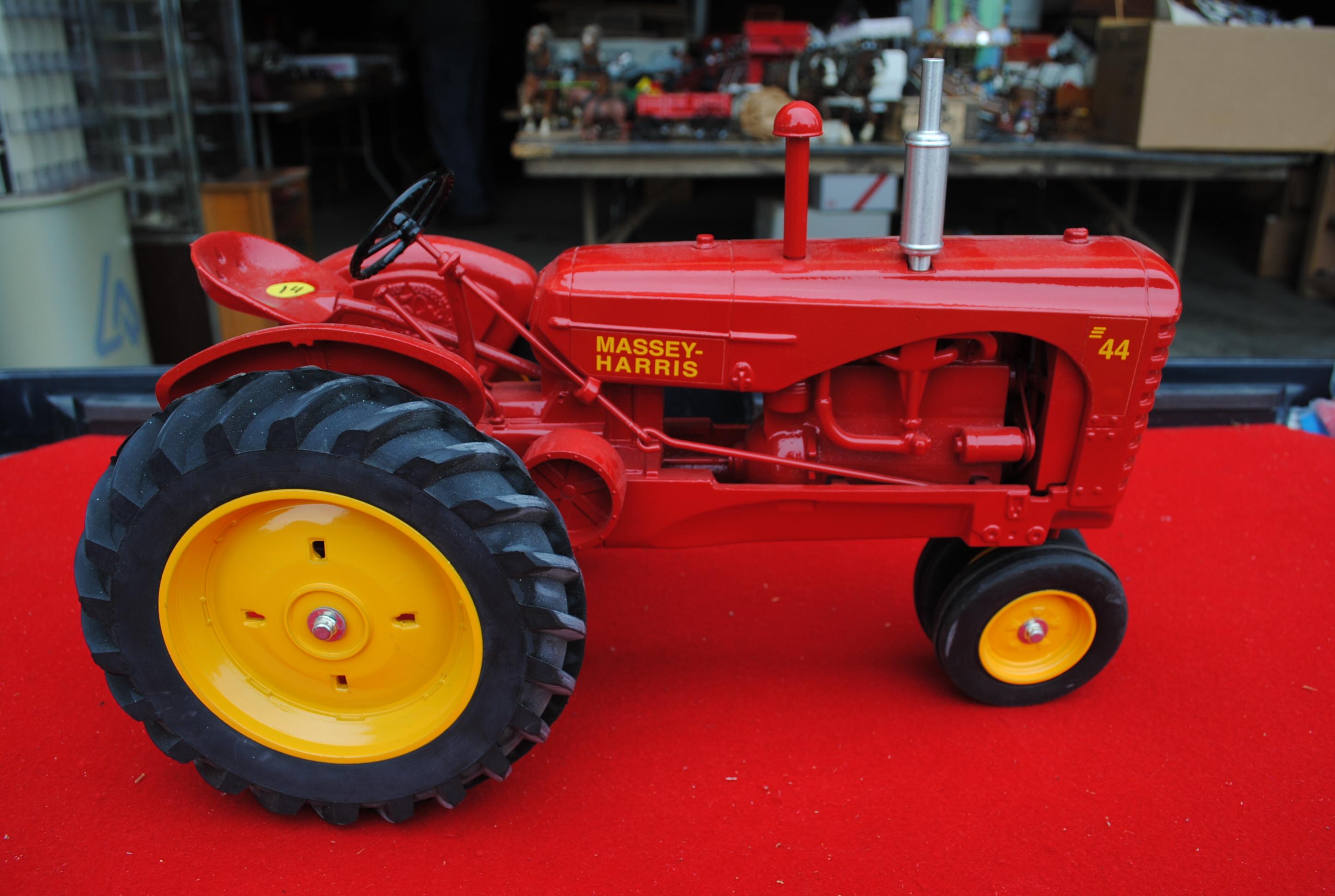 1/8 Massey Harris 44