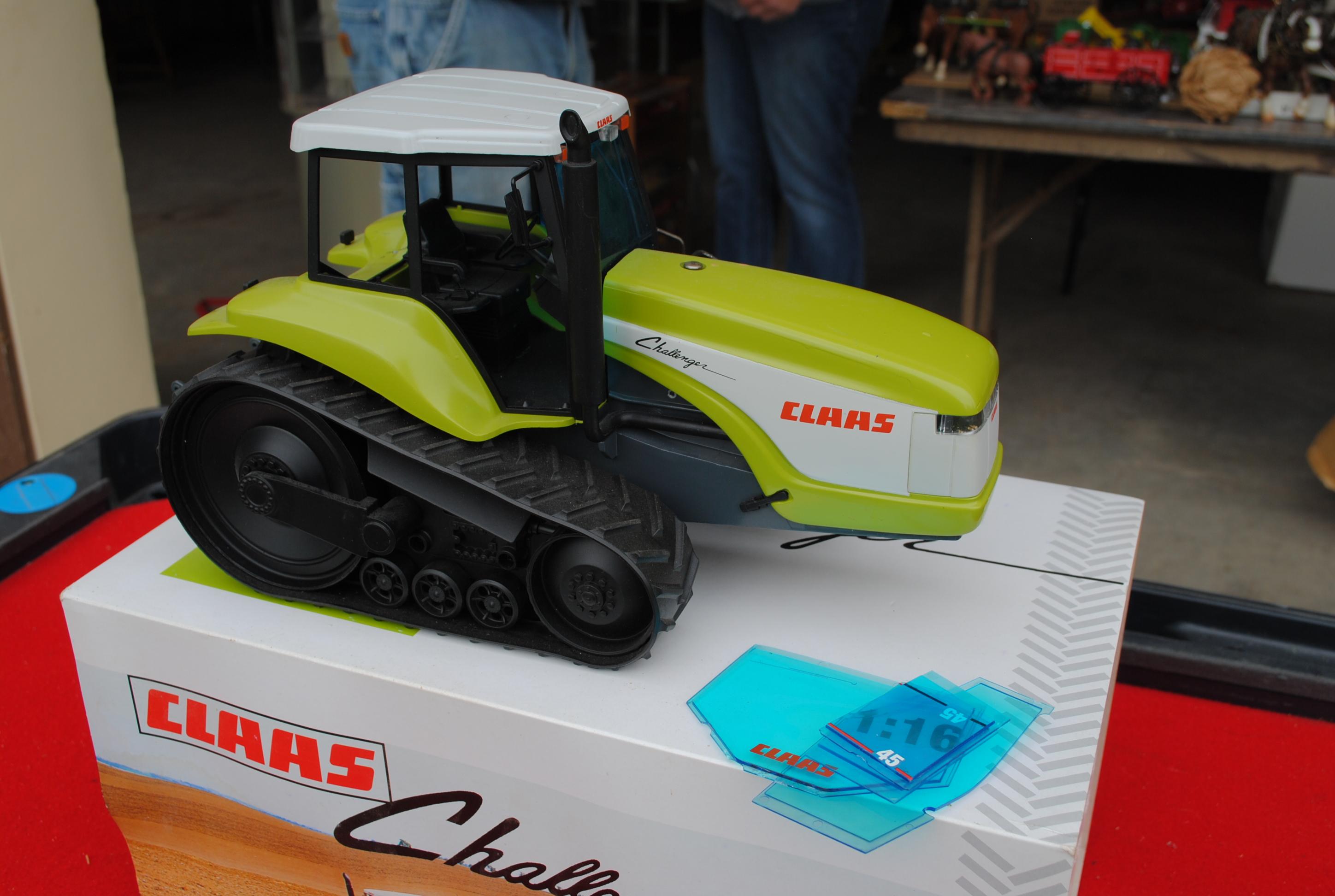 1/16 Claas Challenger with box