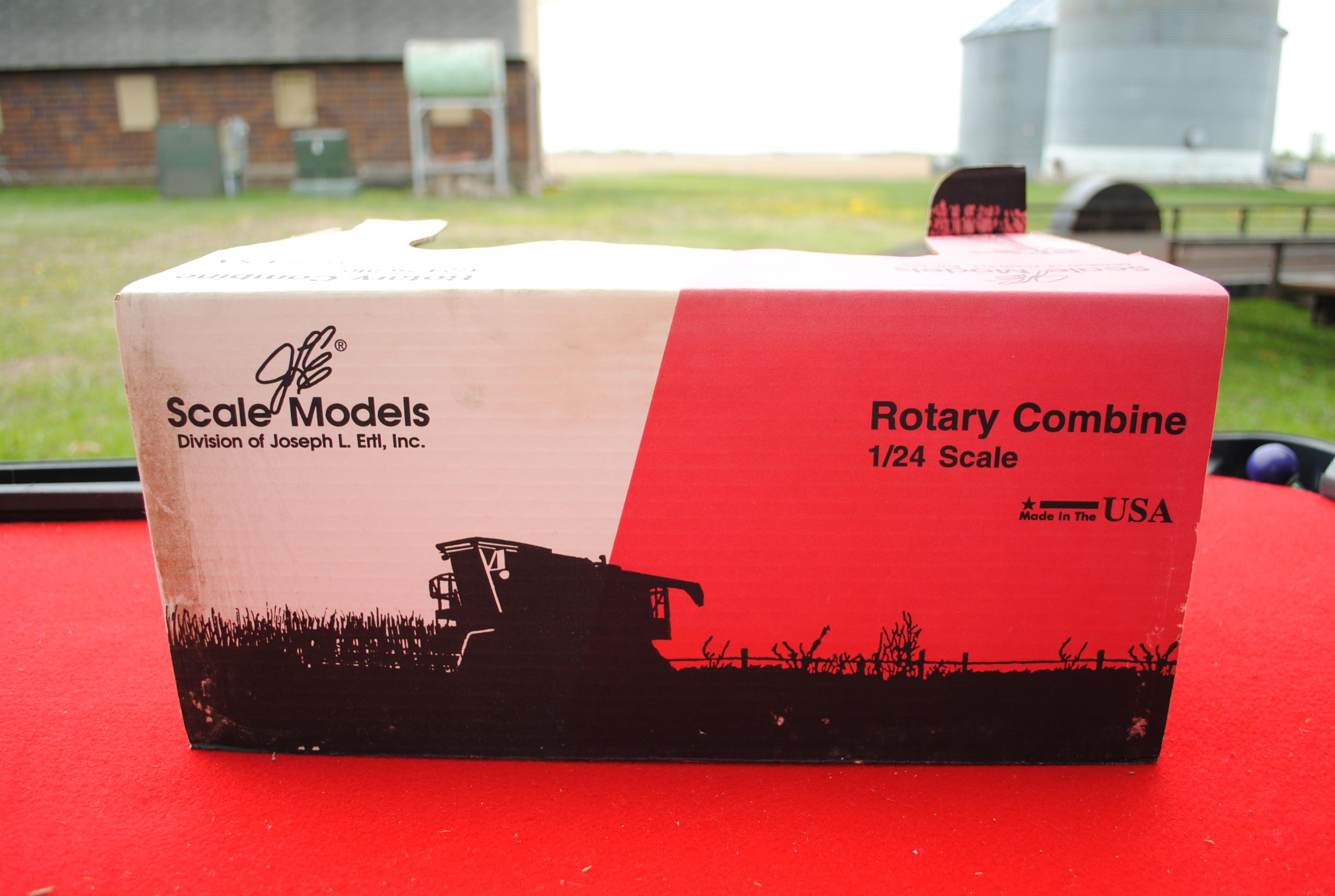 1/24 Ertl Massey Ferguson 760 Combine with bean head