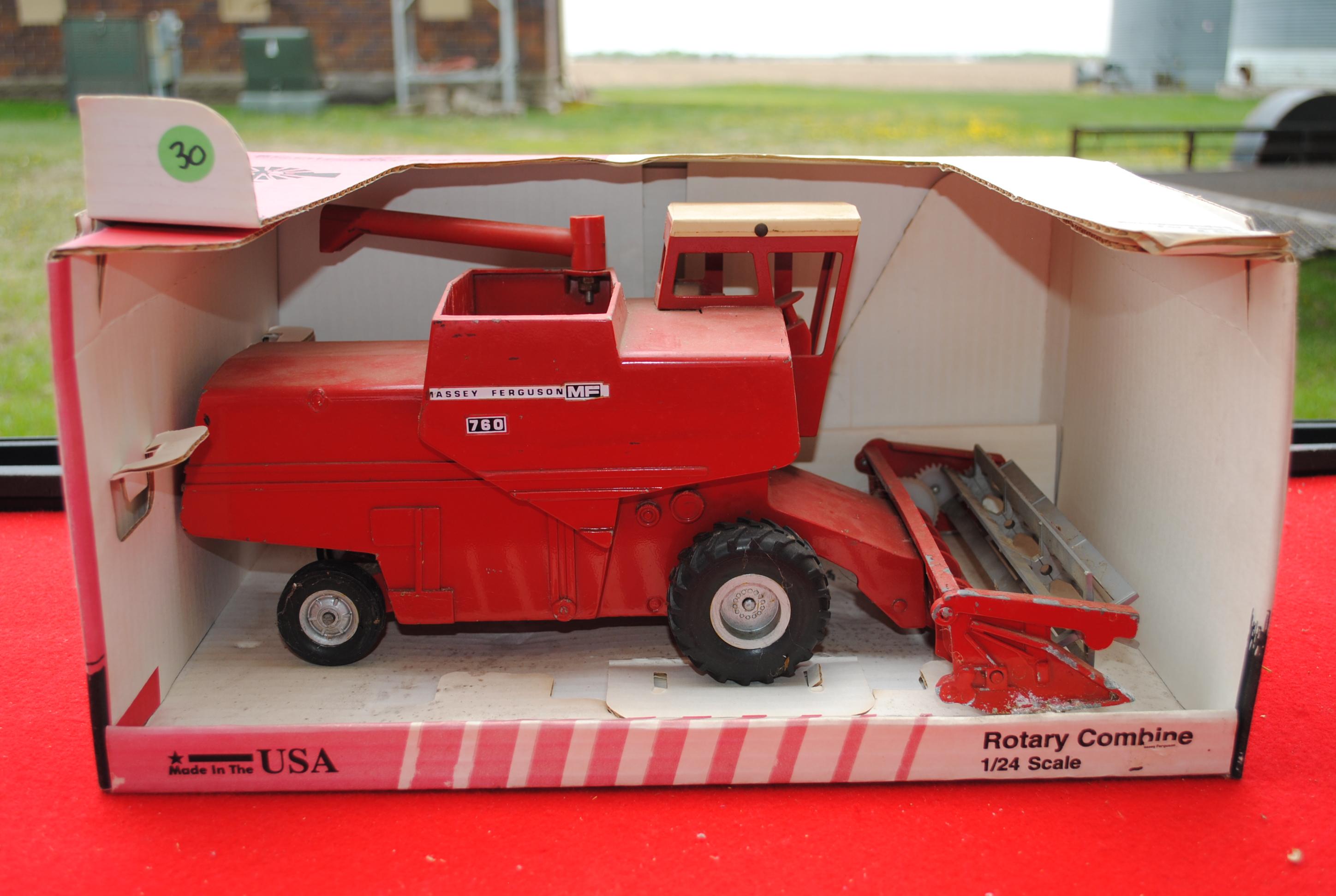 1/24 Ertl Massey Ferguson 760 Combine with bean head