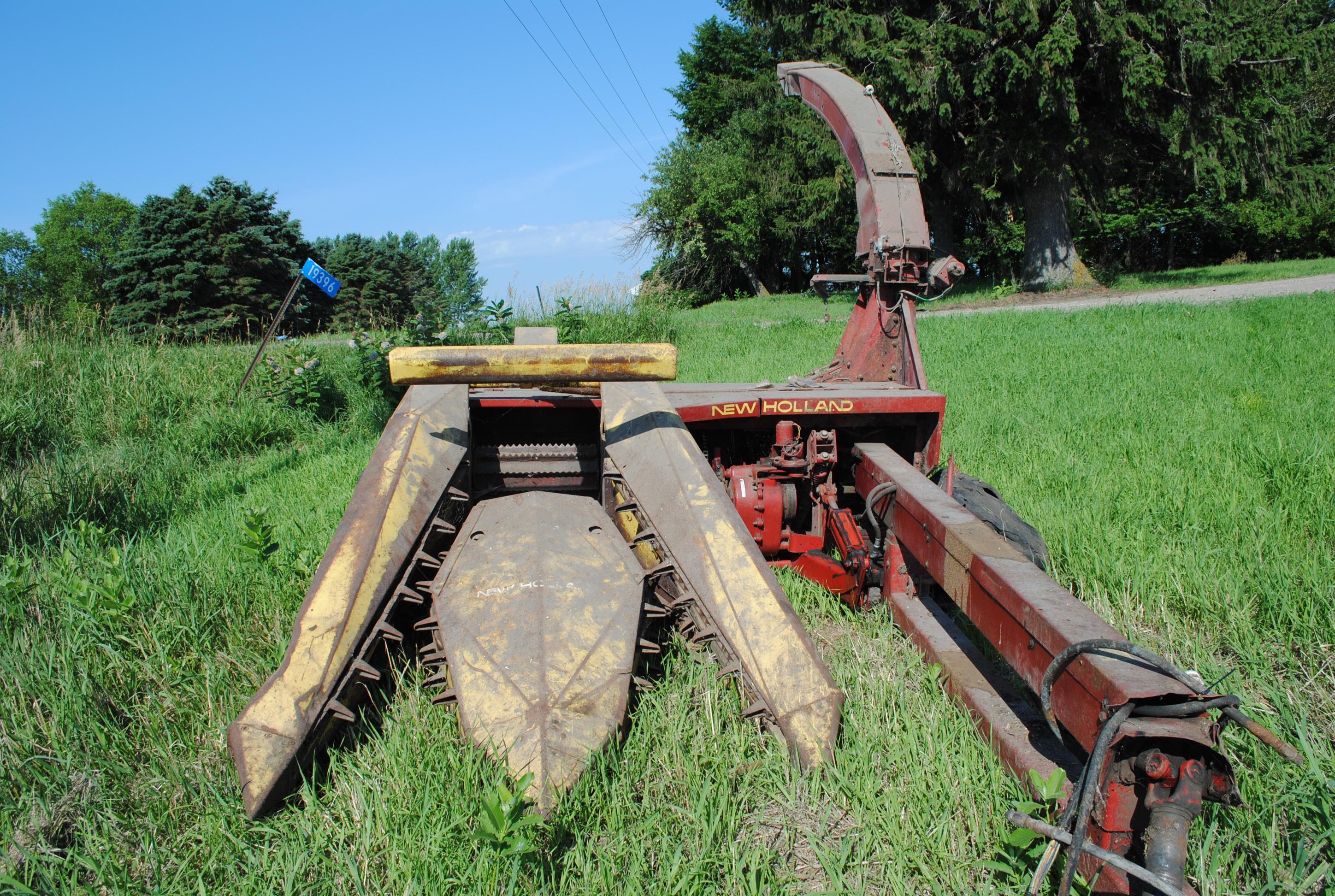 New Holland 85 Forage Chopper, 2-row corn head with hay head, needs 1 tire