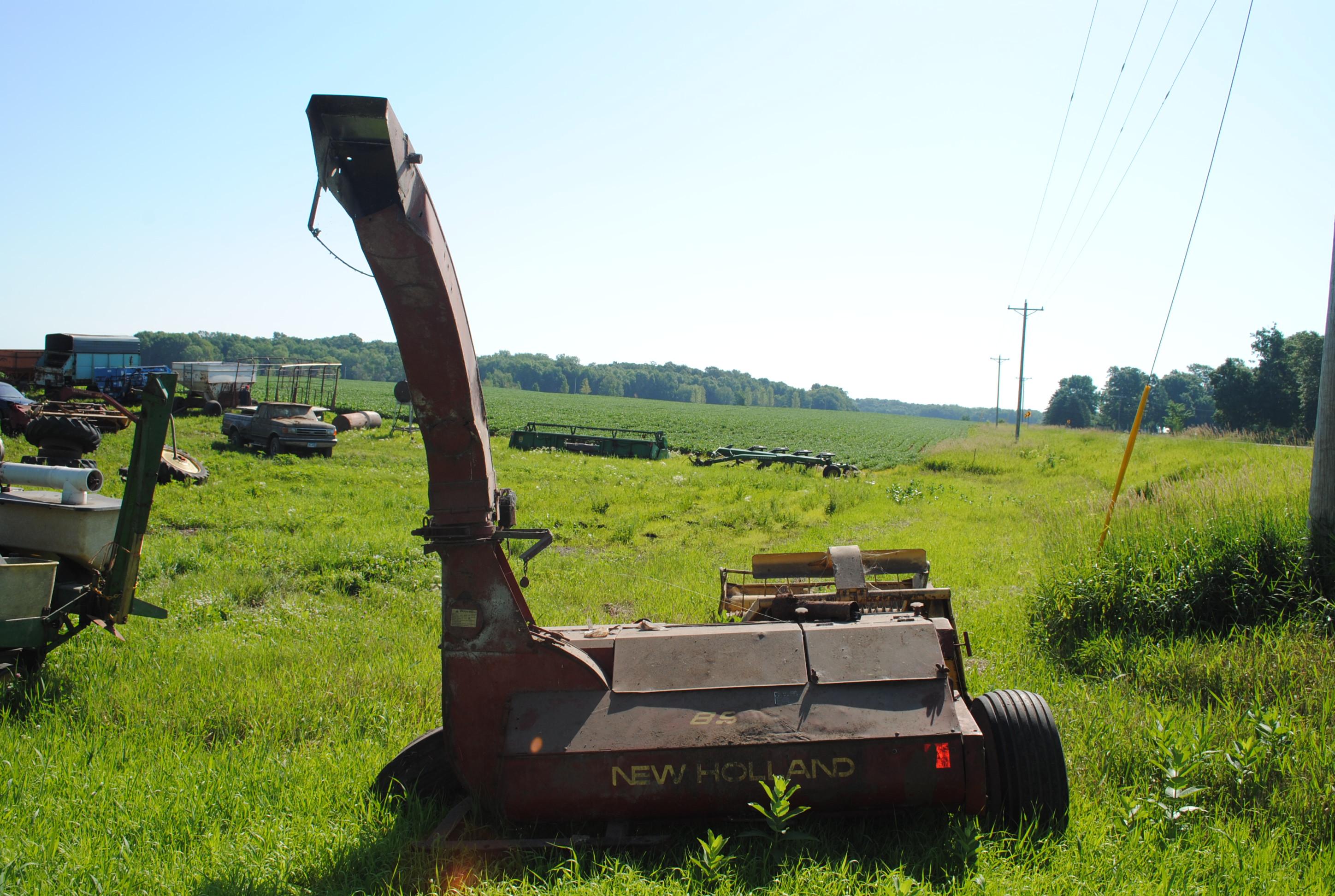 New Holland 85 Forage Chopper, 2-row corn head with hay head, needs 1 tire