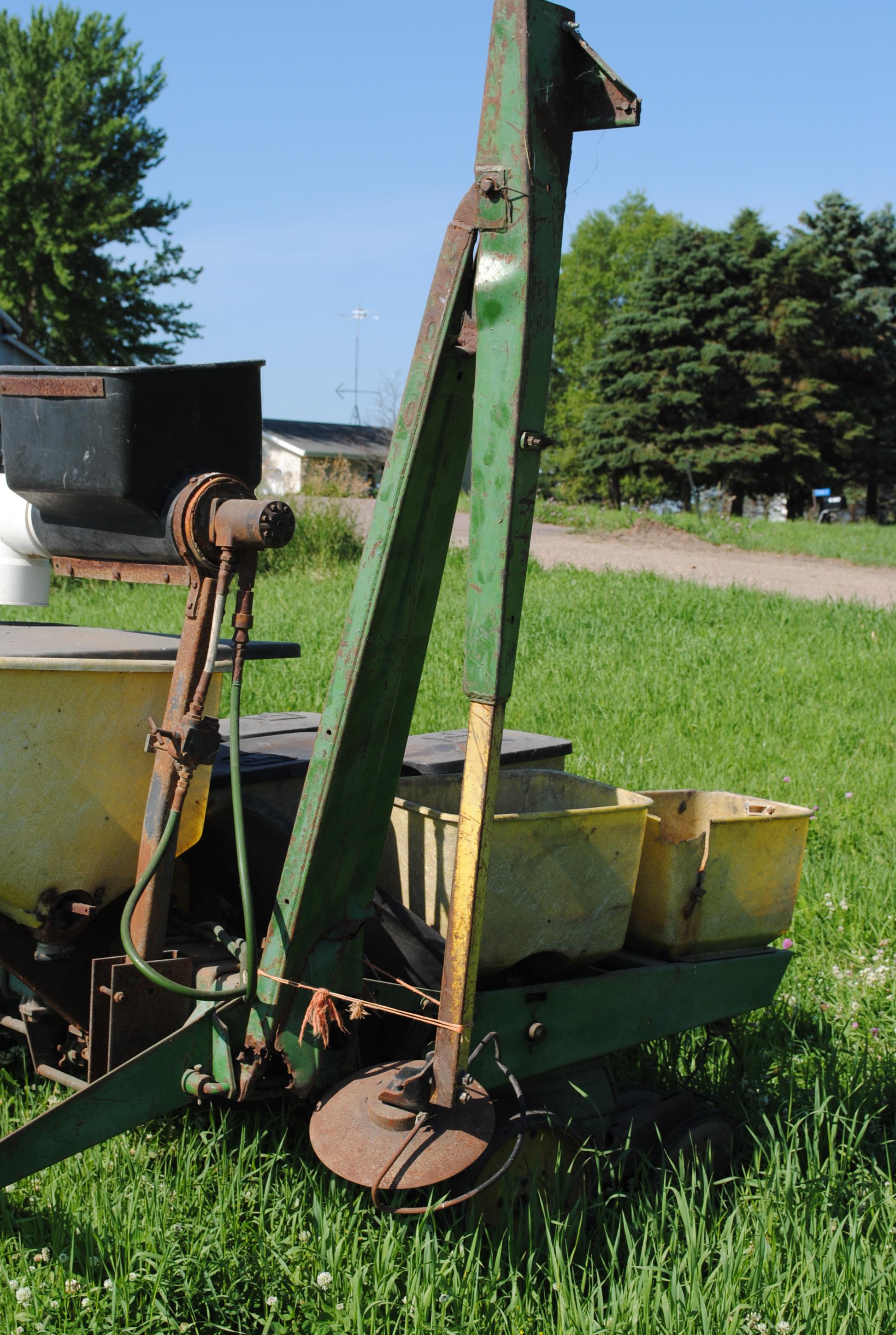 John Deere 7000 8-row planter, needs work