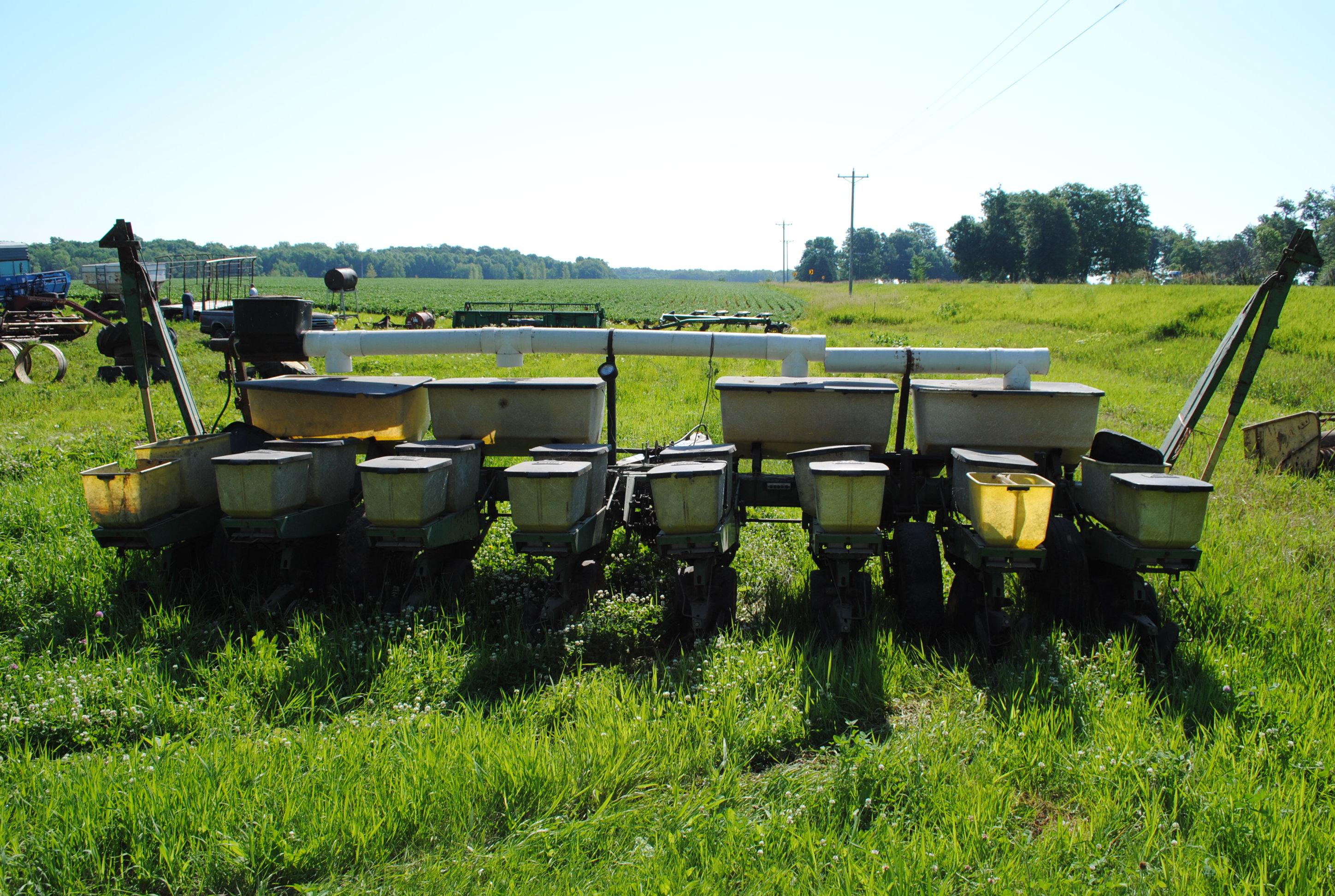 John Deere 7000 8-row planter, needs work