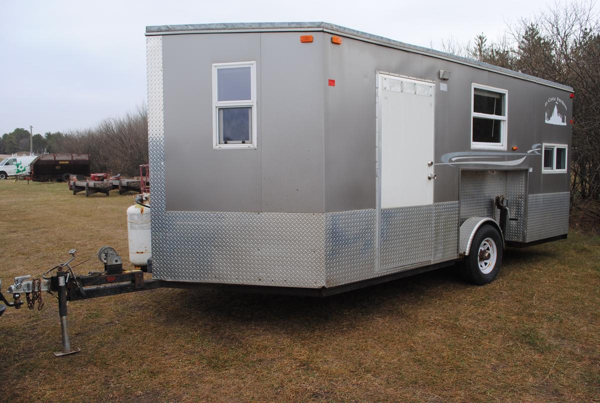 2007 Ice Castle Fish House, 16' plus v-front, 6 holes, crank down, dinette, bathroom, bunk bed, gas