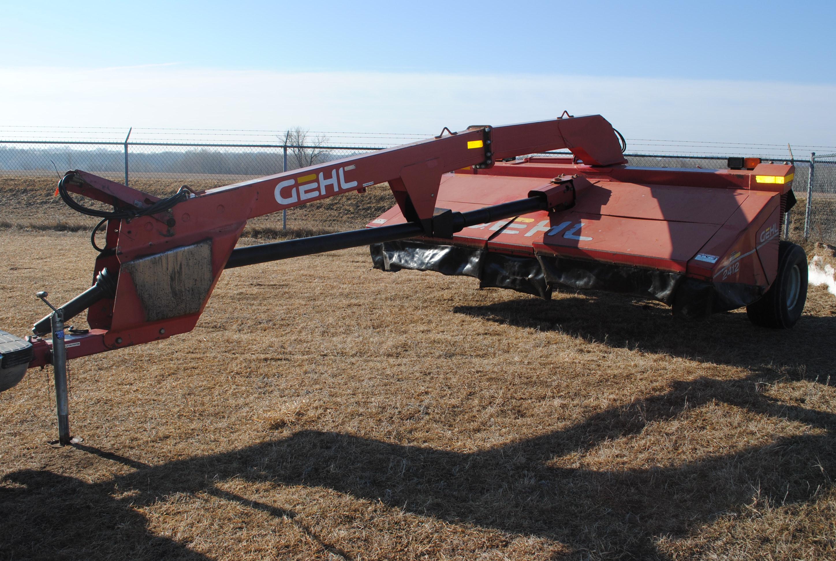 Gehl 2412 HydroSwing Disc Bine, rubber rollers, new knives, pto in office, good-running condition