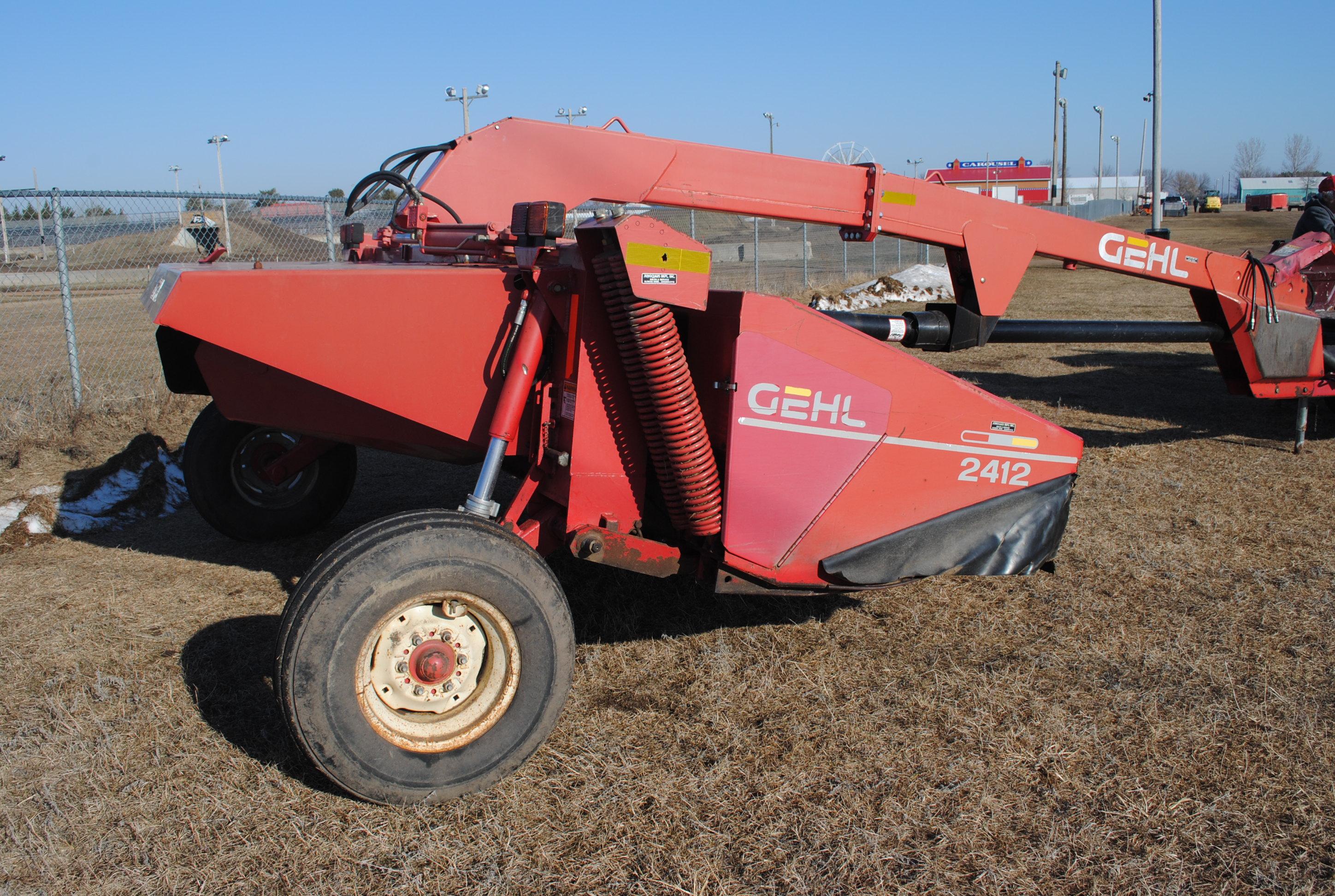 Gehl 2412 HydroSwing Disc Bine, rubber rollers, new knives, pto in office, good-running condition