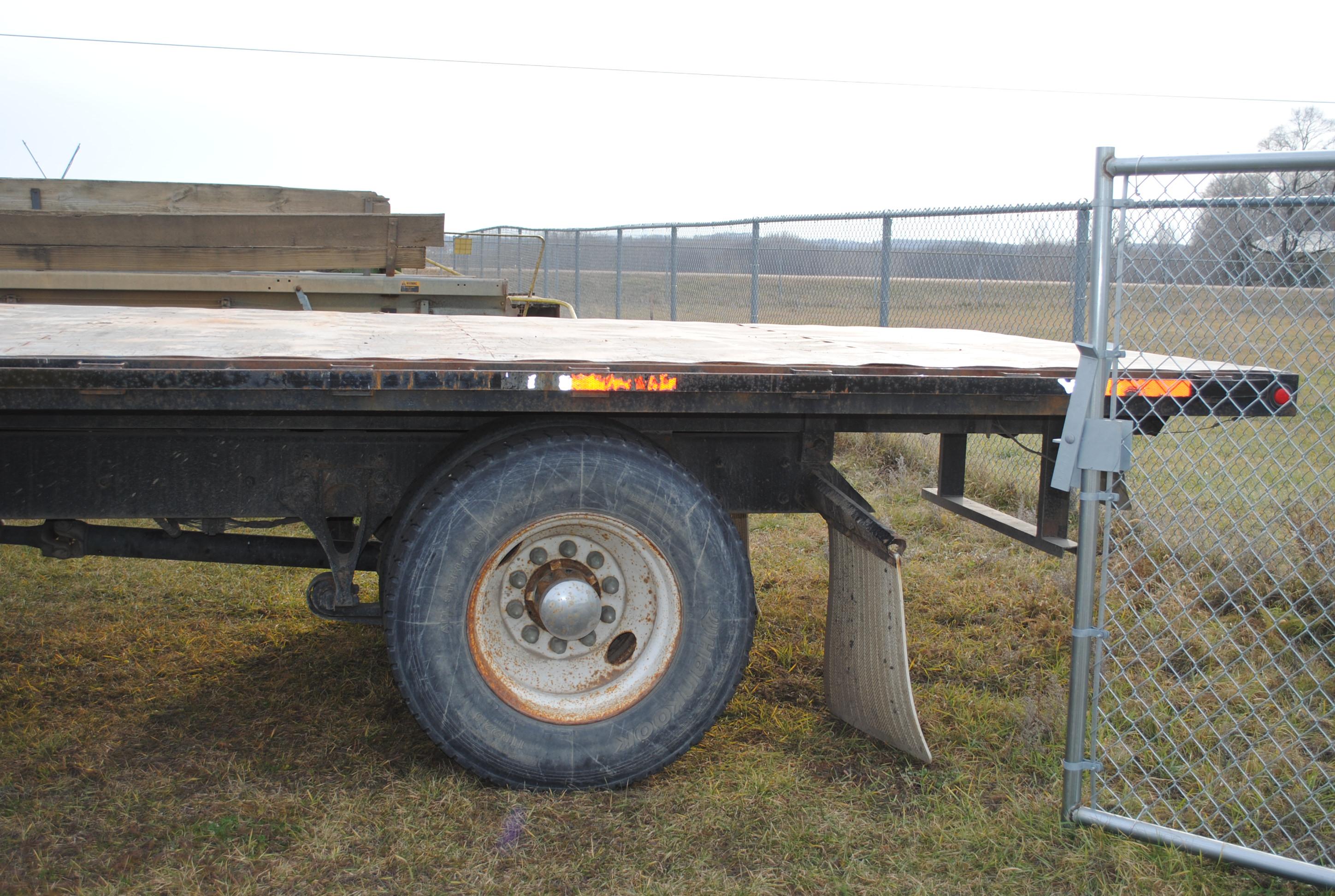 2007 International 4300, DT466 engine, flat bed electric over hydraulic hoist on bed 8'x20', automat