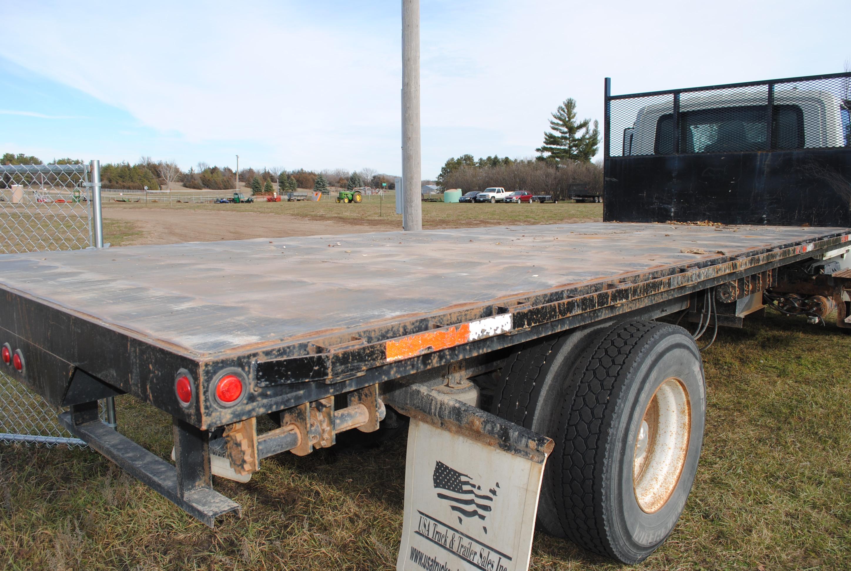 2007 International 4300, DT466 engine, flat bed electric over hydraulic hoist on bed 8'x20', automat