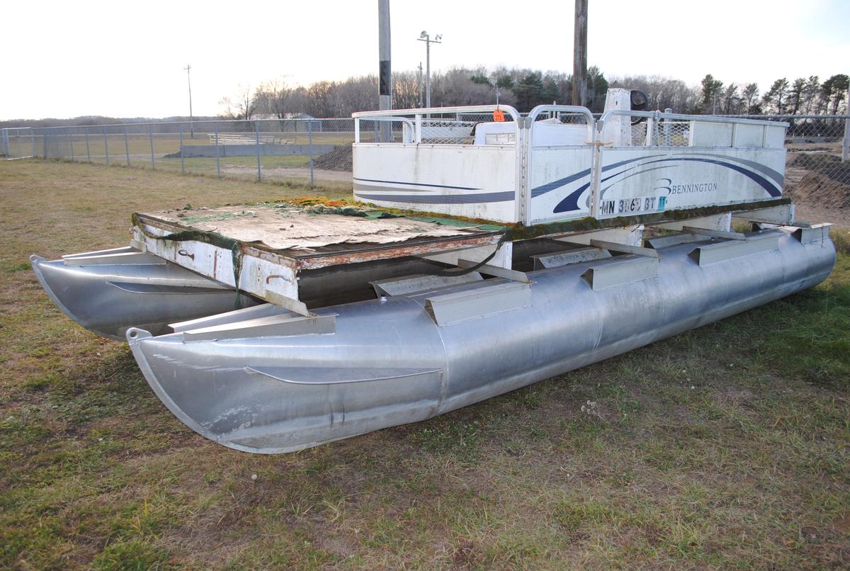 1972 Bennington Palm Beach Pontoon, 20', Evinrude 25HP motor, needs new deck & engine, no trailer