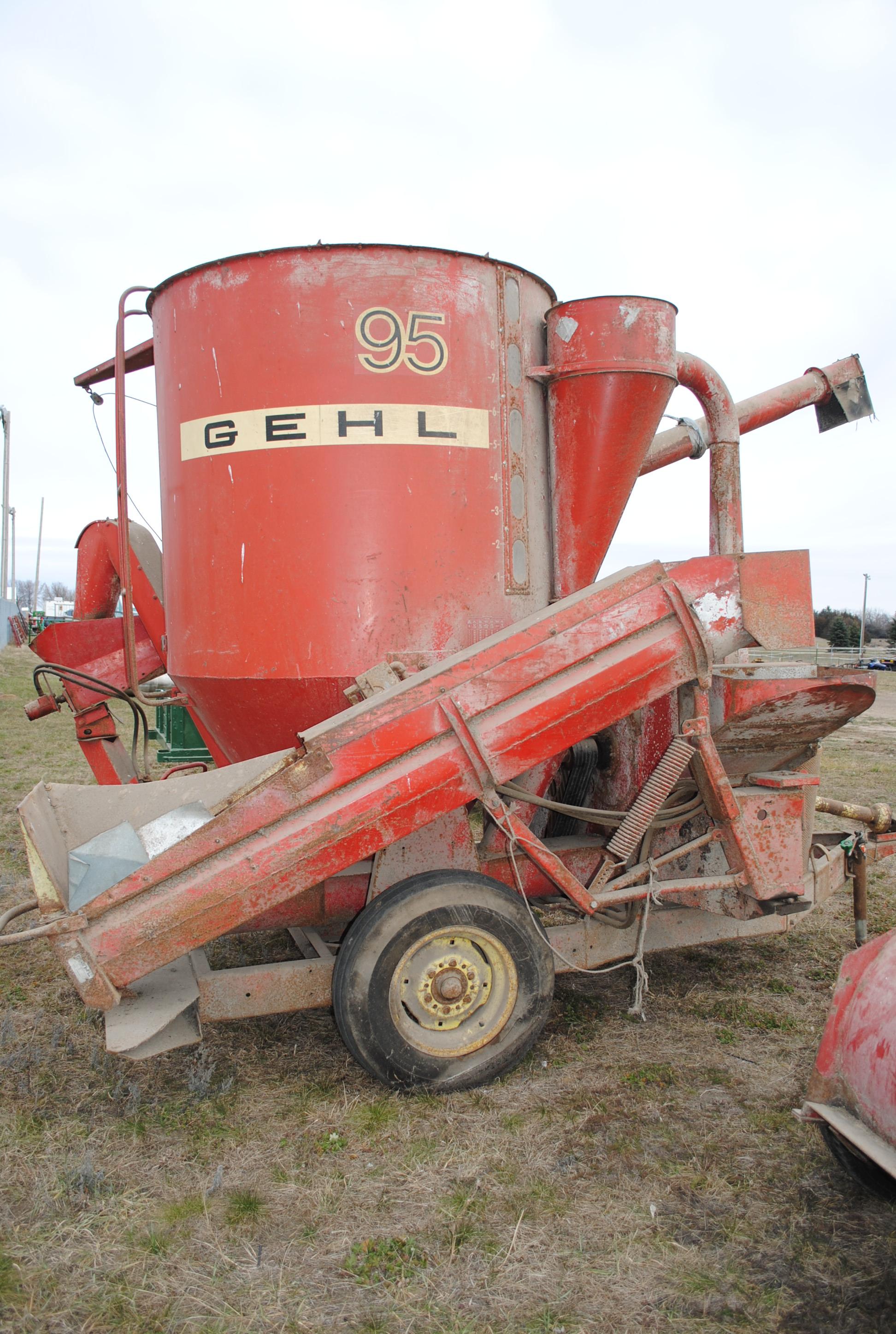 Gehl 95 Grinder Mixer with pto