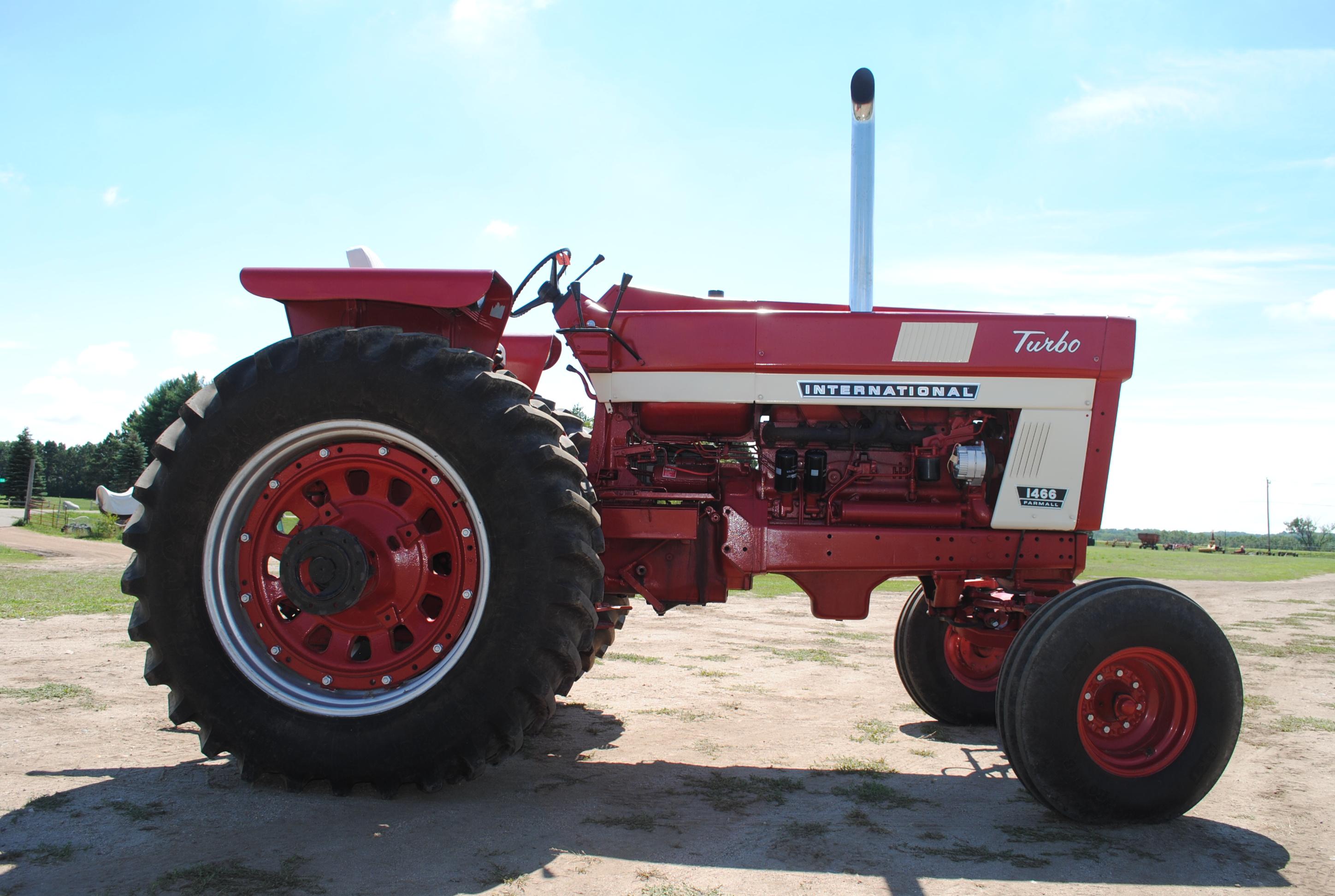 1974 Farmall 1466 Turbo, wide front, fenders, about 50 hours ago the clutch, TA & both Hydraulic pum