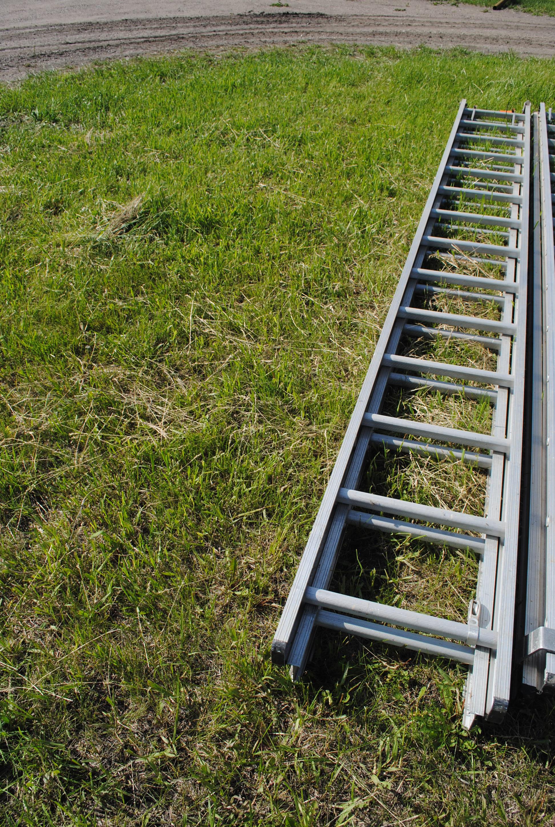 28' Extension Ladder, Louisville brand, 250# rating, new around $400-$600