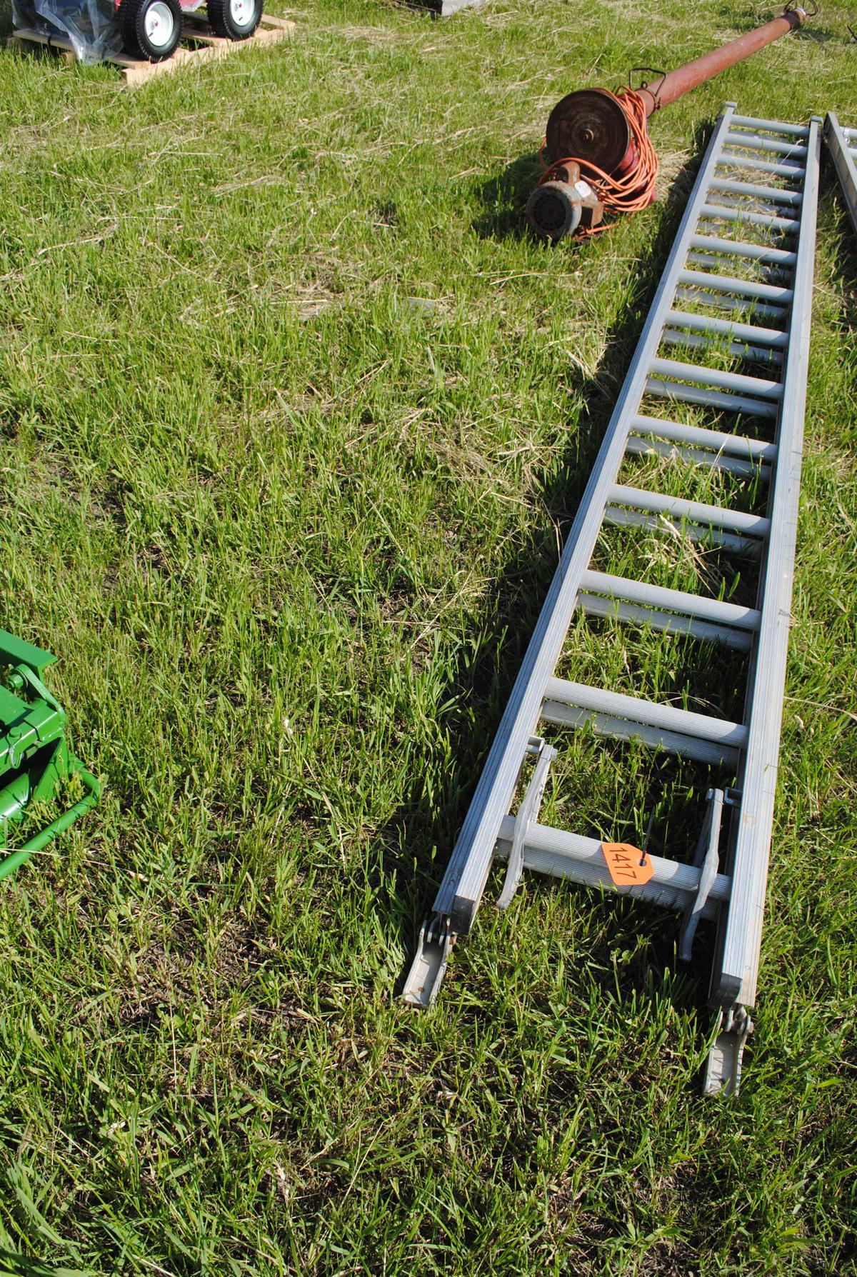 28' Extension Ladder, Louisville brand, 250# rating, new around $400-$600