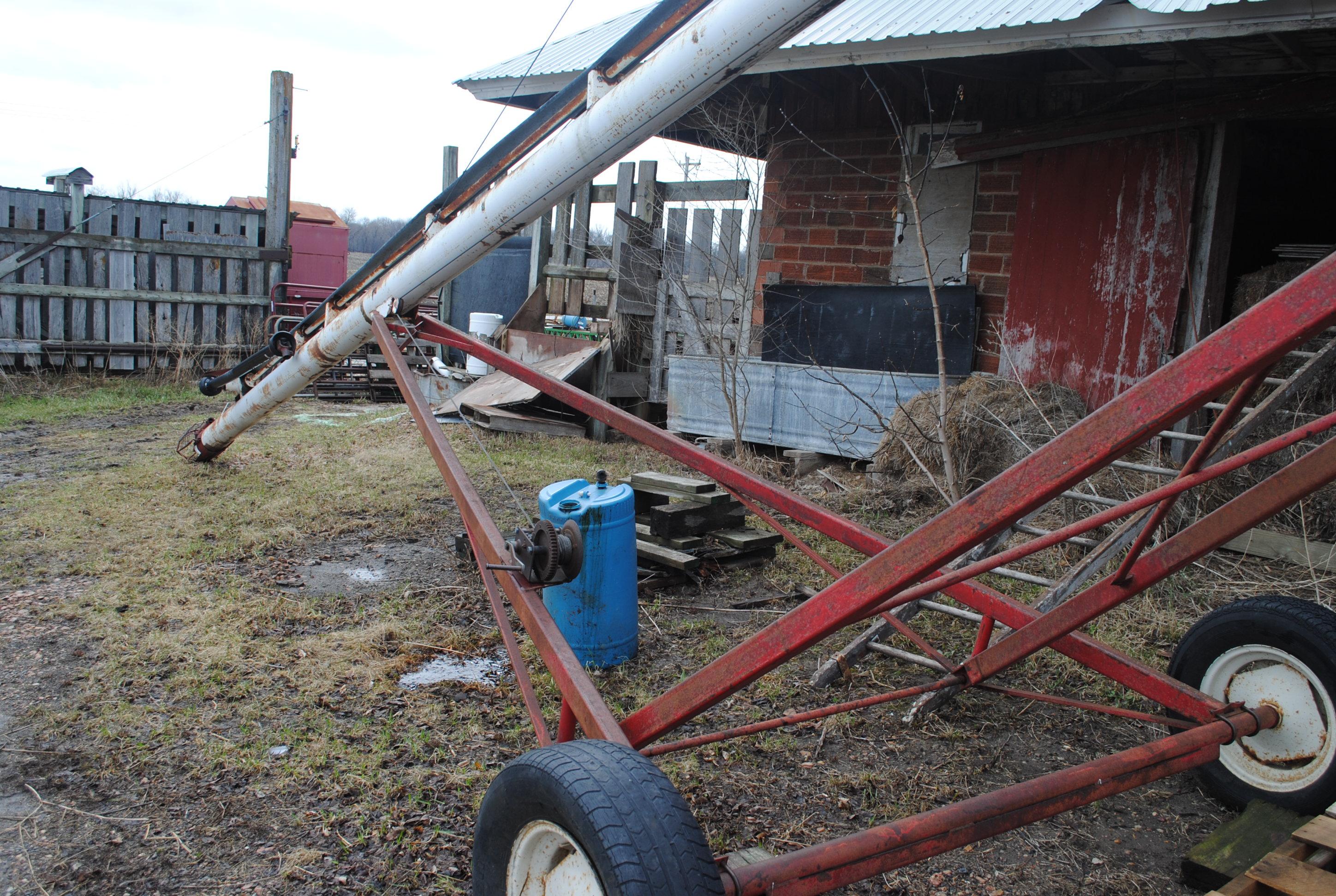 Pto Auger on transport approx. 55' +/- by 8" (Feterl?)