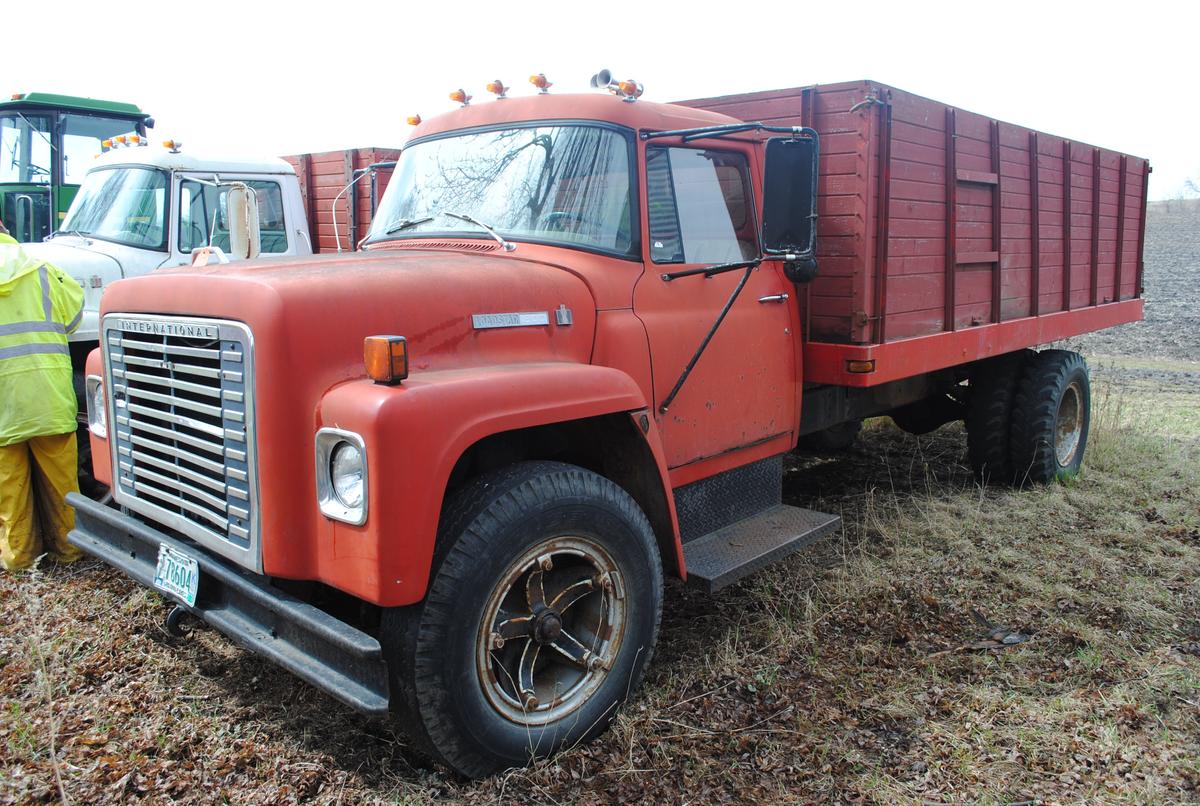 1975 International Loadstar 1600, 4 + 2-speed transmission, 16' wood sided grain box with hoist, gra