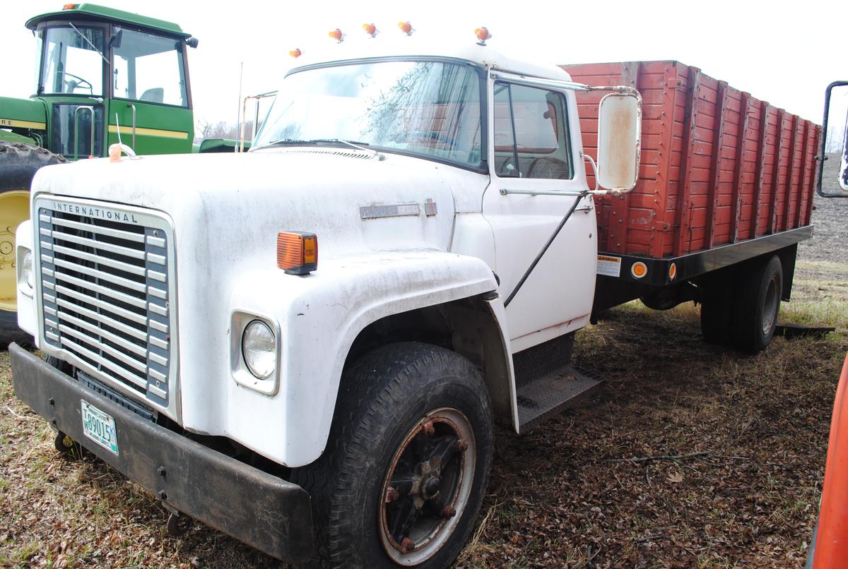 1978 International Loadstar 1700 5 + 2-speed transmission, with Omaha Standard 16' wood sided grain