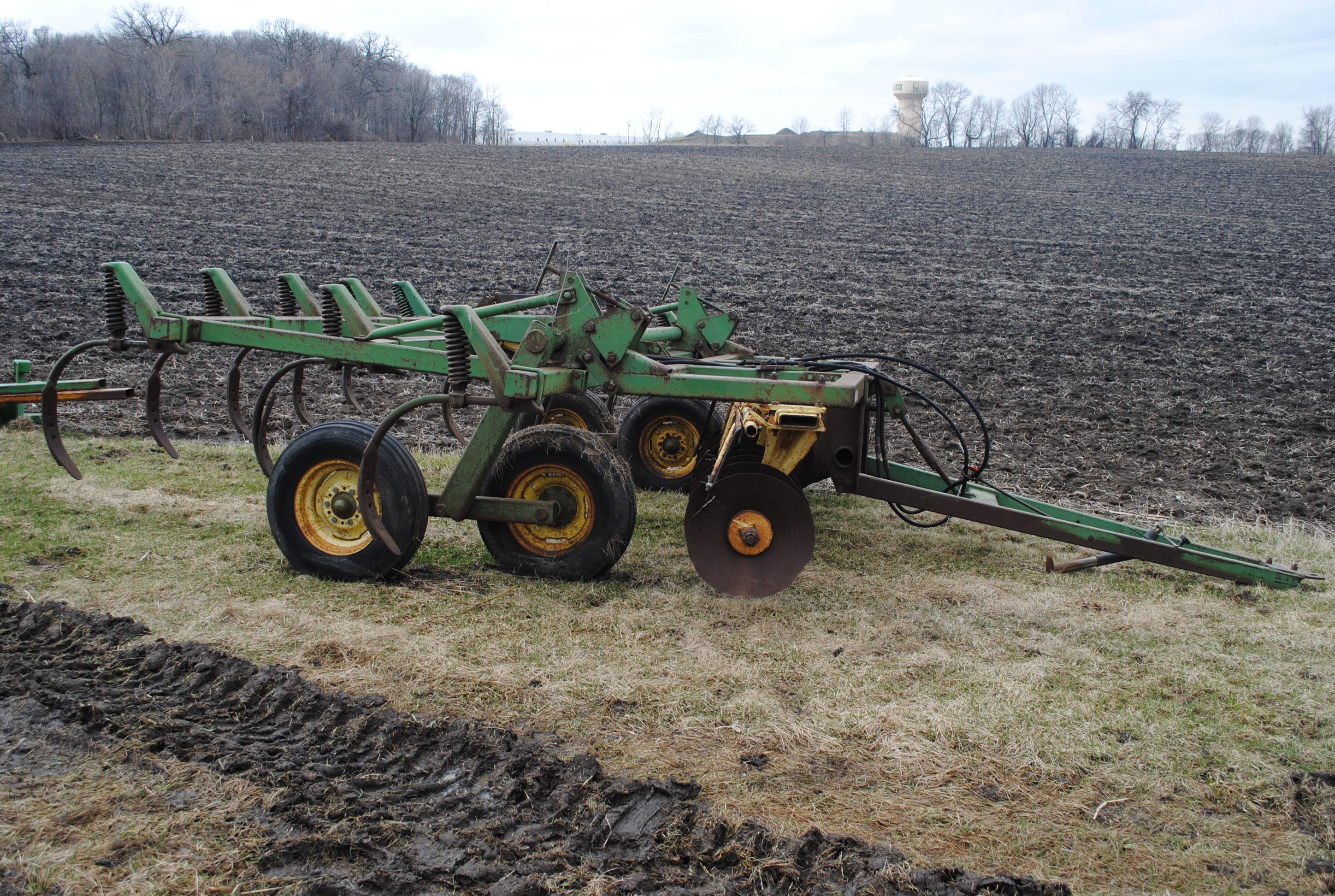 John Deere 1710 Disc Chisel, 13-shank, 12', broken & bent discs, some disc cleaners, walking tandems