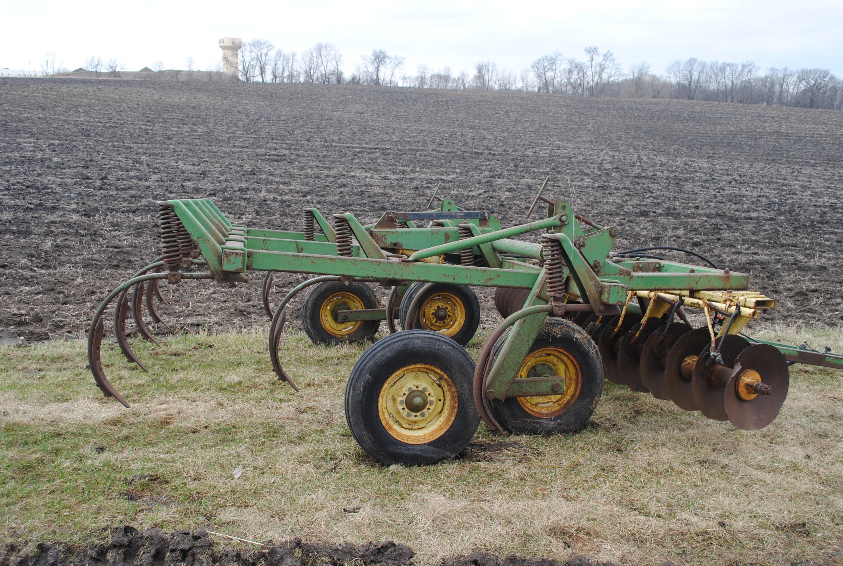 John Deere 1710 Disc Chisel, 13-shank, 12', broken & bent discs, some disc cleaners, walking tandems