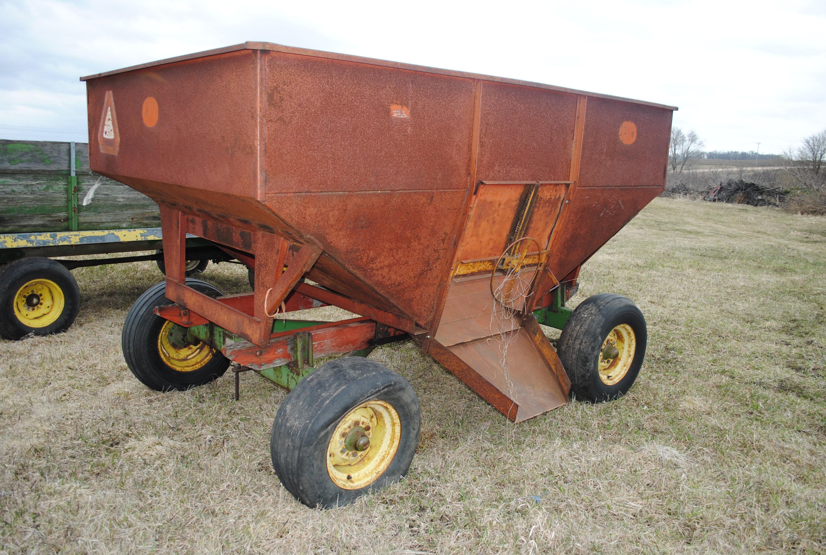 100 +/- Bu. Gravity Box on John Deere 1065A running gear