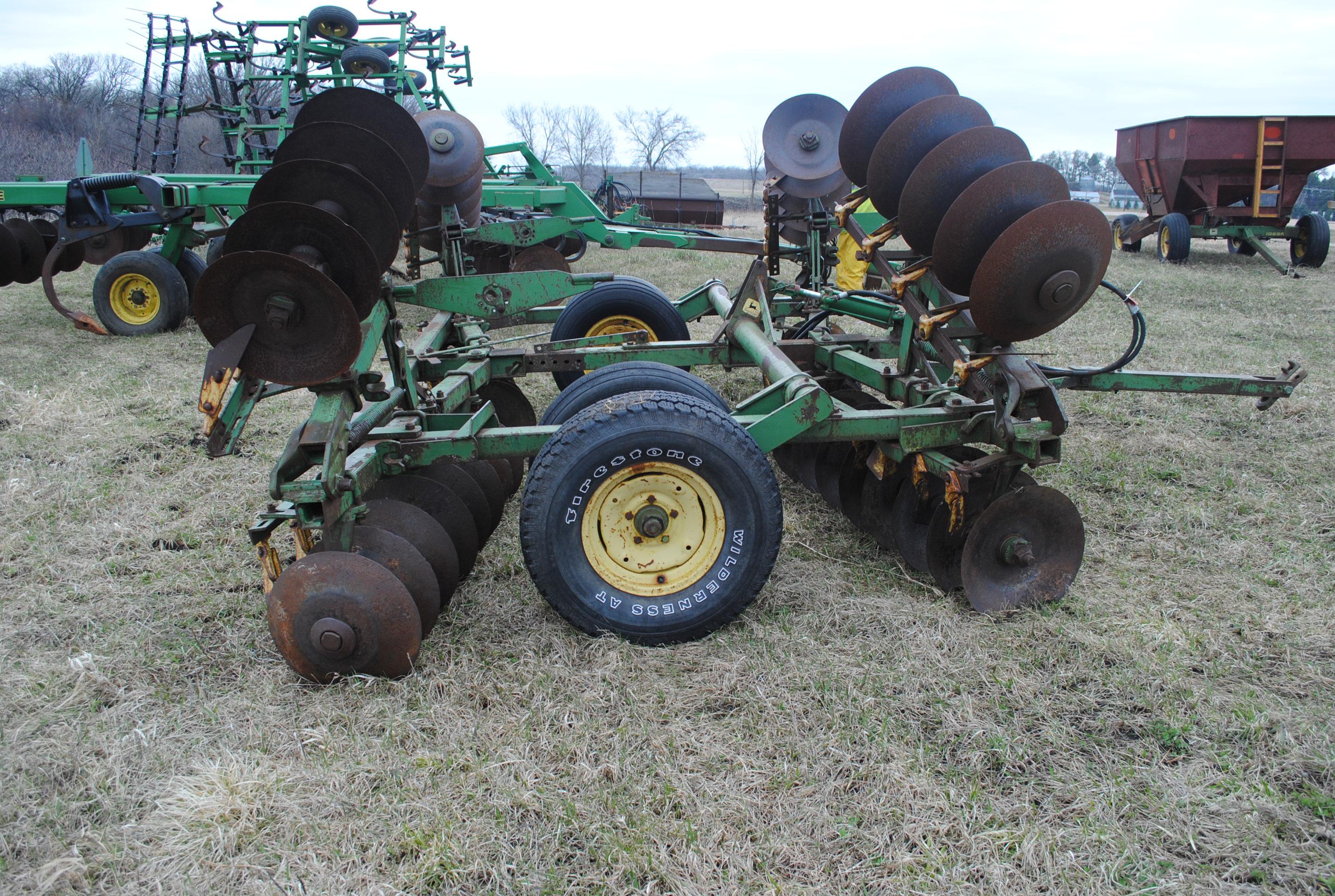 John Deere Wingfold 16' Disc, hydraulic lift, with cleaners