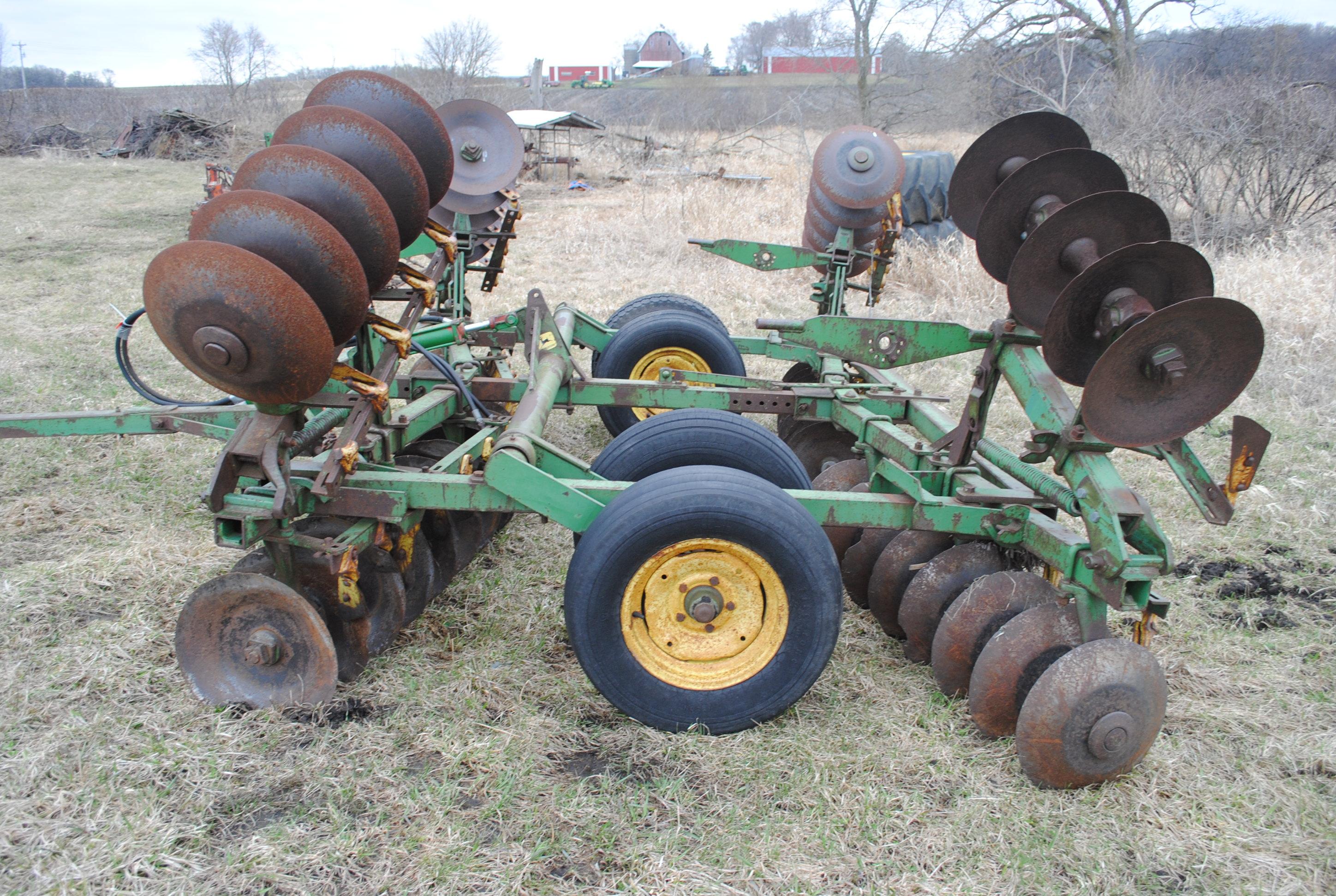 John Deere Wingfold 16' Disc, hydraulic lift, with cleaners