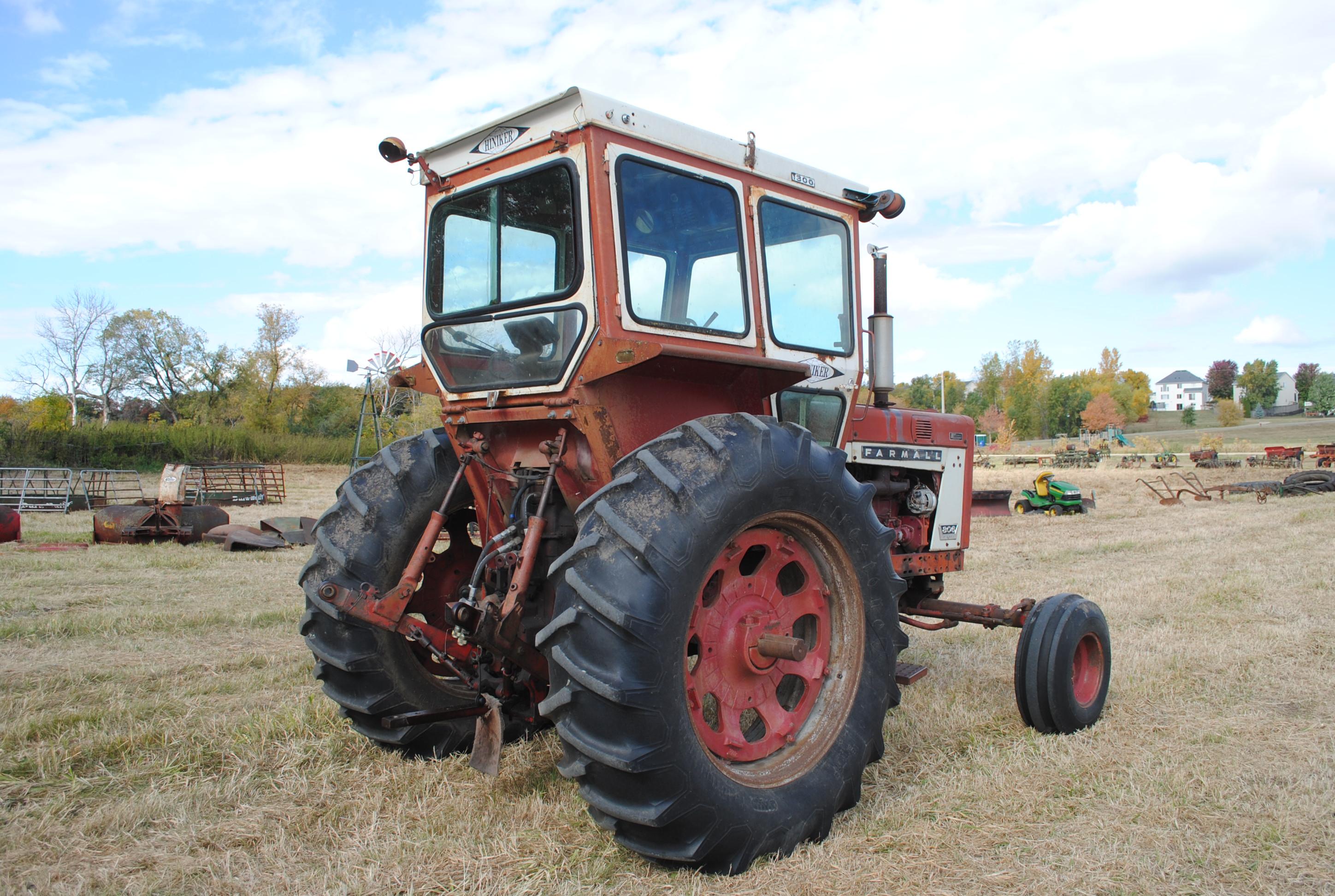 International 806 Diesel Tractor, wide front, 3-point, dual remotes, Hiniker cab, has 2 new batterie