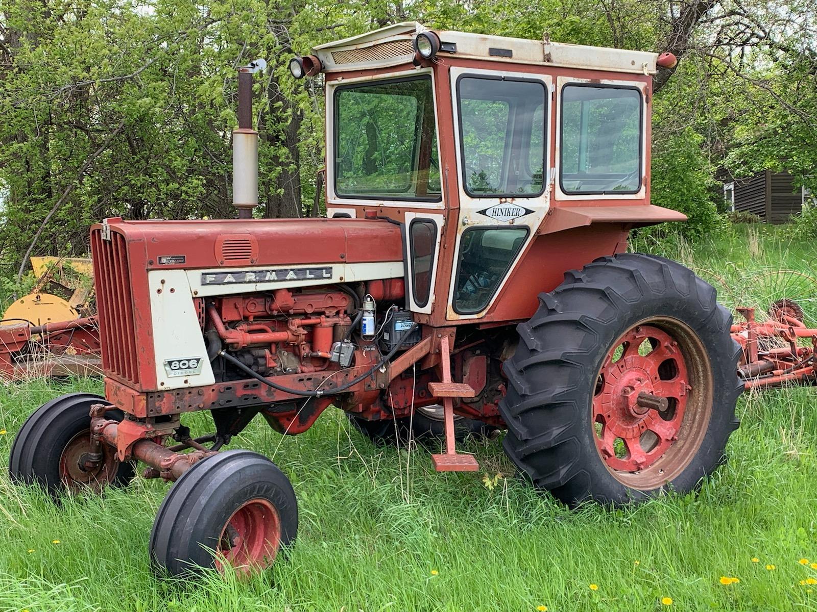 International 806 Diesel Tractor, wide front, 3-point, dual remotes, Hiniker cab, has 2 new batterie