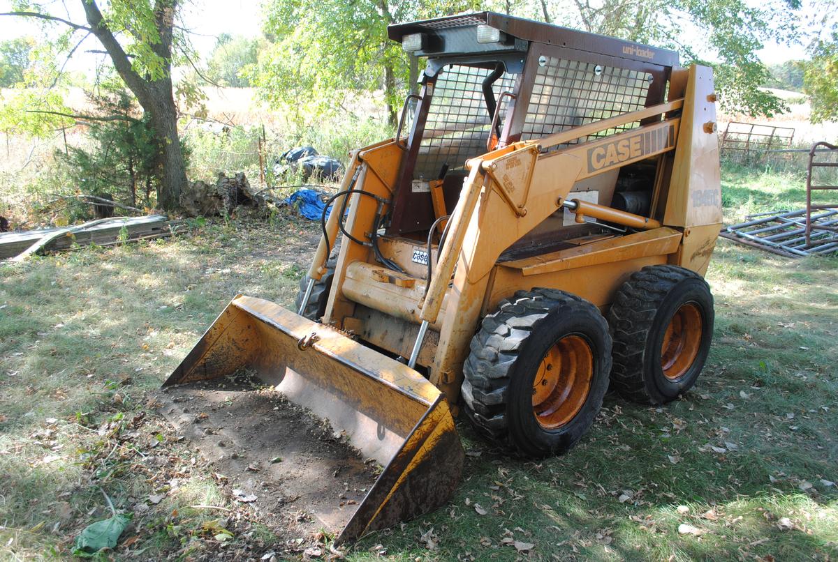 Case 1845C Uni-loader, diesel, auxiliary hydraulics, plexiglass inserts, has door but the windshield