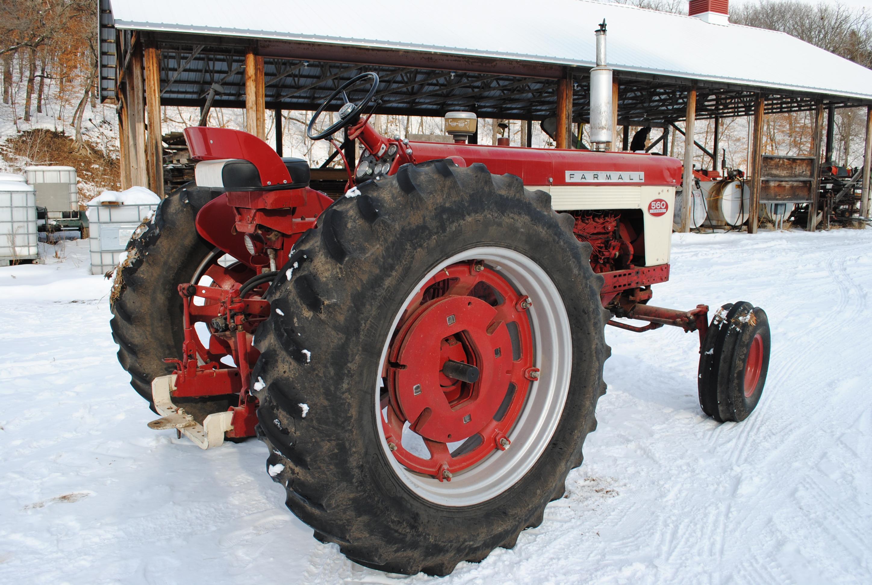 Farmall 560 Diesel Tractor, wide front, fenders, 540 pto, 2 hydraulics, 2 sets of wheel weights, fas