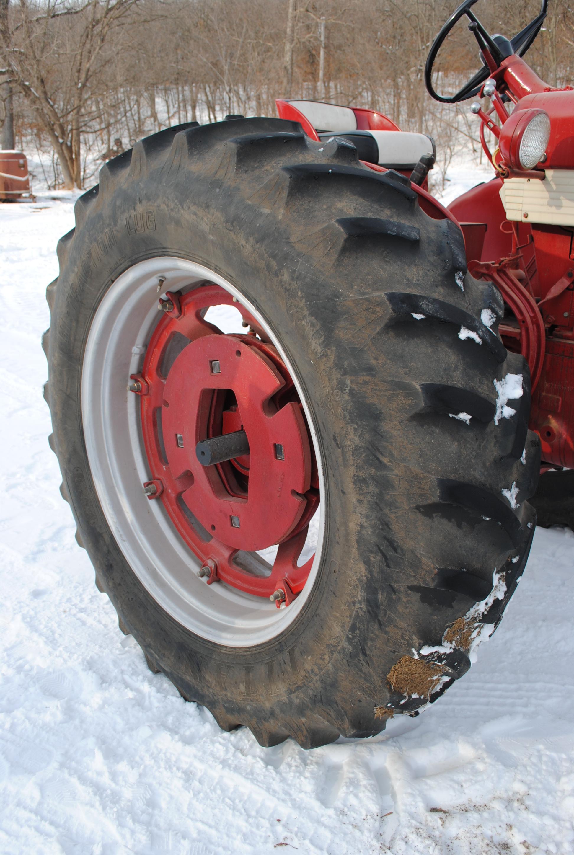 Farmall 560 Diesel Tractor, wide front, fenders, 540 pto, 2 hydraulics, 2 sets of wheel weights, fas