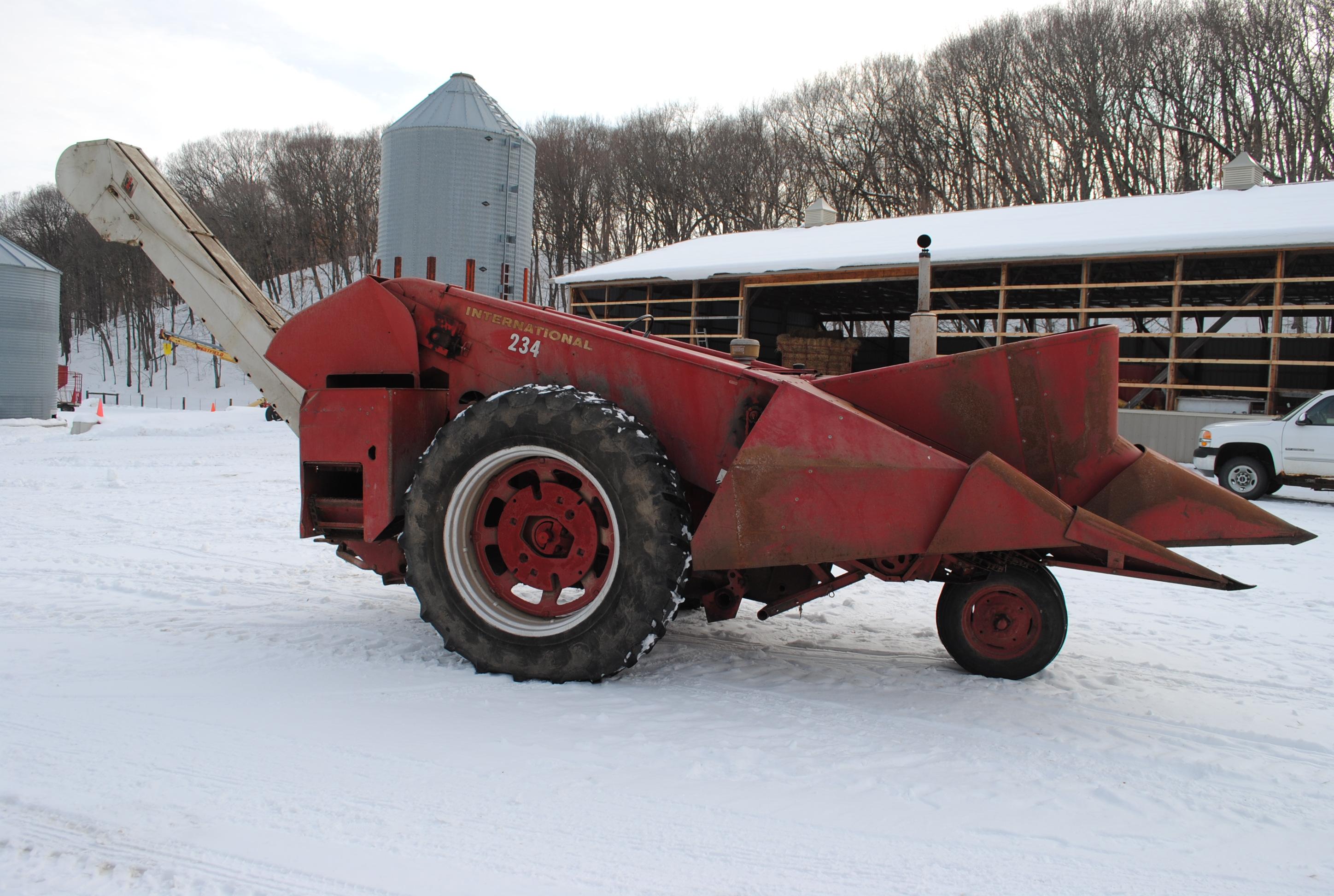 Farmall 560 Gas Tractor with International 234 mounted picker, fast hitch lift, narrow front, had $4