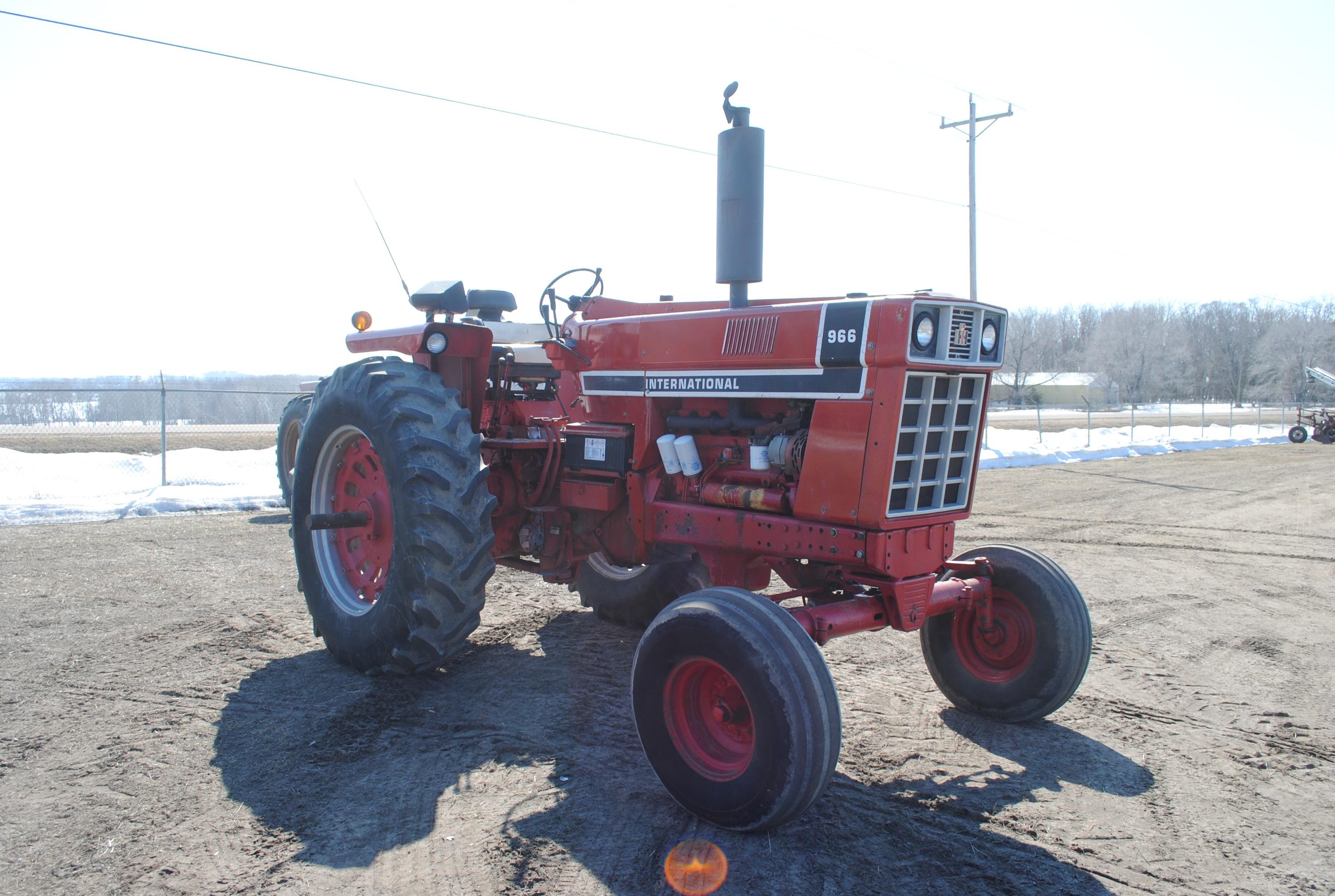 1976 International 966 Blackstripe, 3-point, 1,000 & 540 pto, 2- hydraulics, draw bar, fenders, 10.0