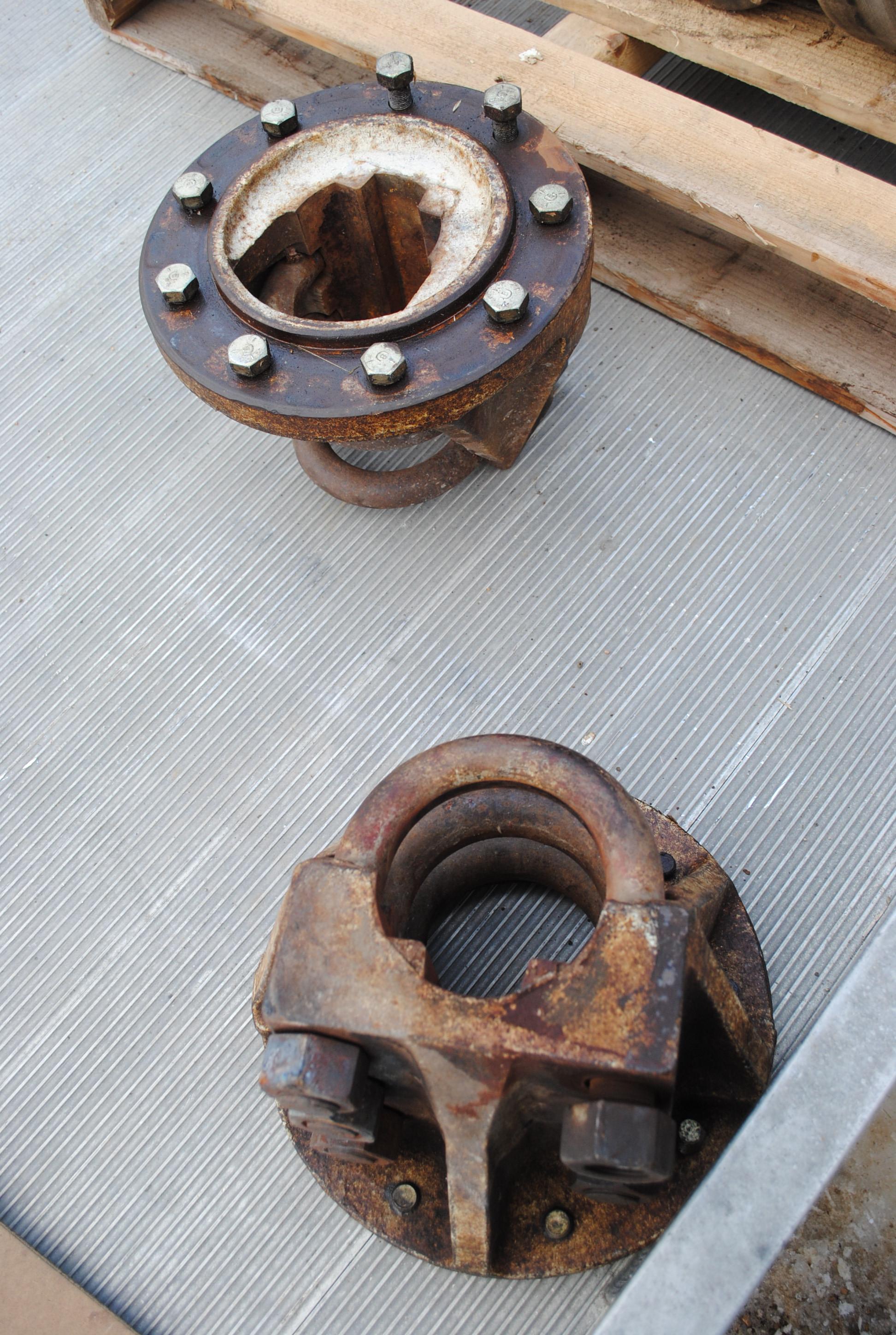 Pair of 9-Bolt Hubs for IH 1586, bolts are there