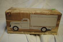 SpecCast Liberty Classics die cast "1942 Chevrolet 1-1/2 Ton Van Box Limited Edition Collector Bank