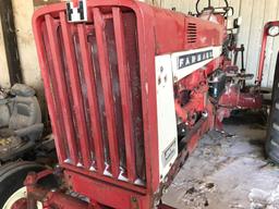 Farmall 806 D Tractor