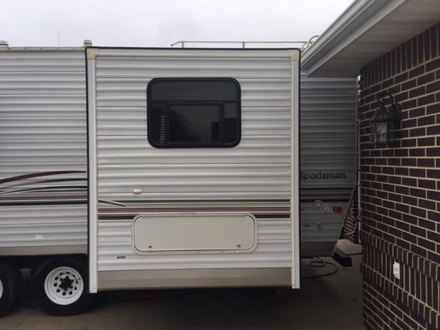 2001-30' Sportsmen pull type tandem axle camper with 2 walk-in doors, 2 slide outs, sleeps 4 with