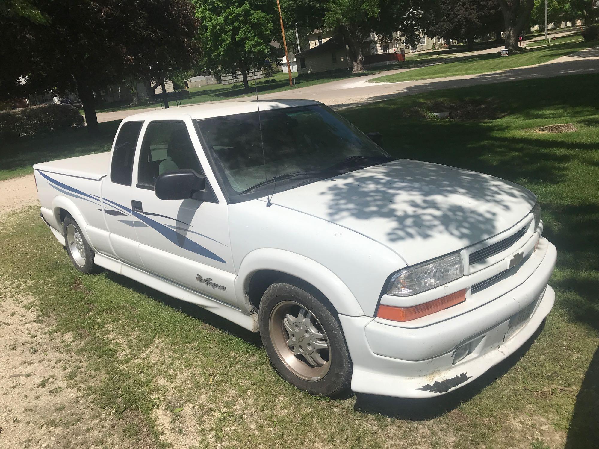 2000 Chevy S10 Extreme LS Ext. cab pickup w/6' hard cover, cloth seats, auto, 6 cyl, white