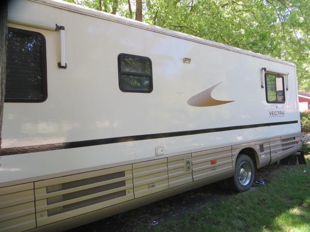 1996 Winnebago Vectra Motorhome w/6 cyl. Diesel engine, auto, sleeps 6, generator, computerized self