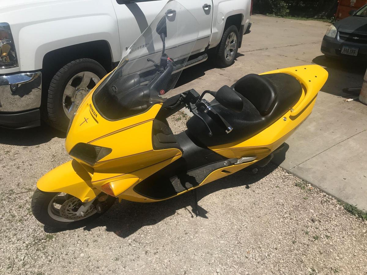 2003 Honda Reflex Scooter w/GIVI windshield, 7796 miles, yellow, ser.# JH2MF06163K100295